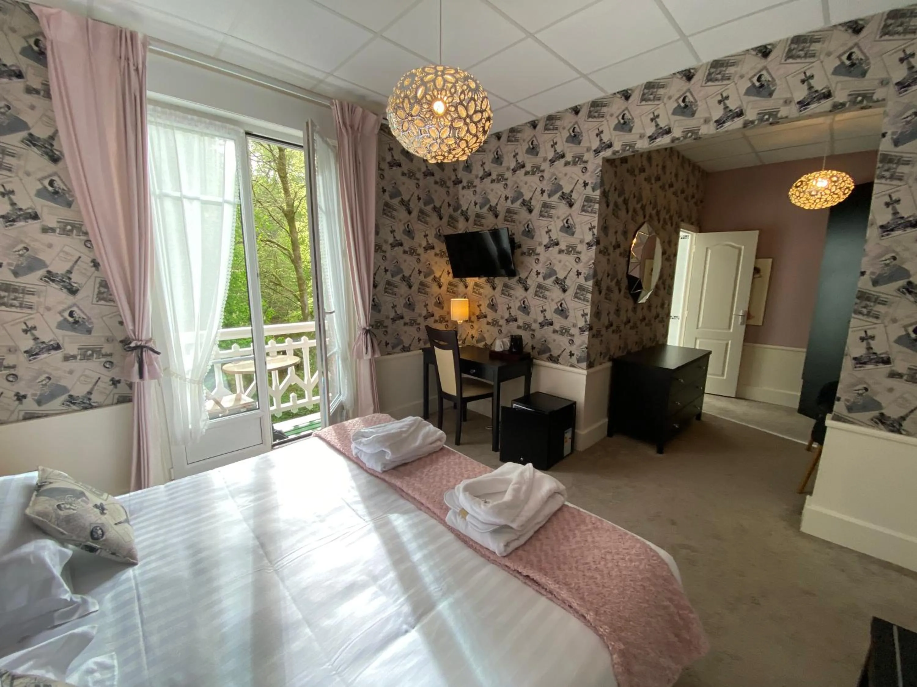 Bedroom, Bed in BRIT HOTEL & SPA Le Roc au Chien