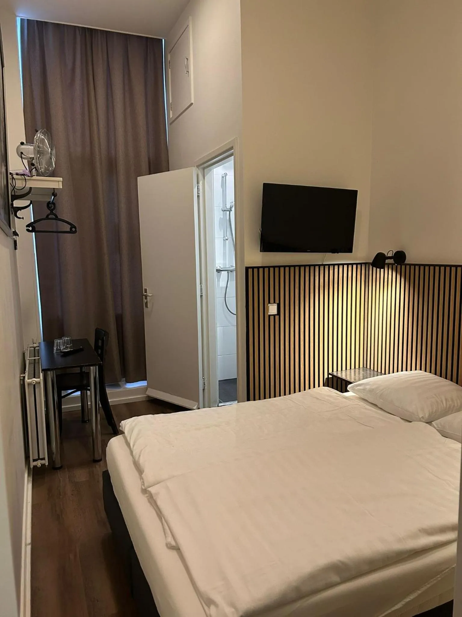 Shower, Bed in Hotel Hortus