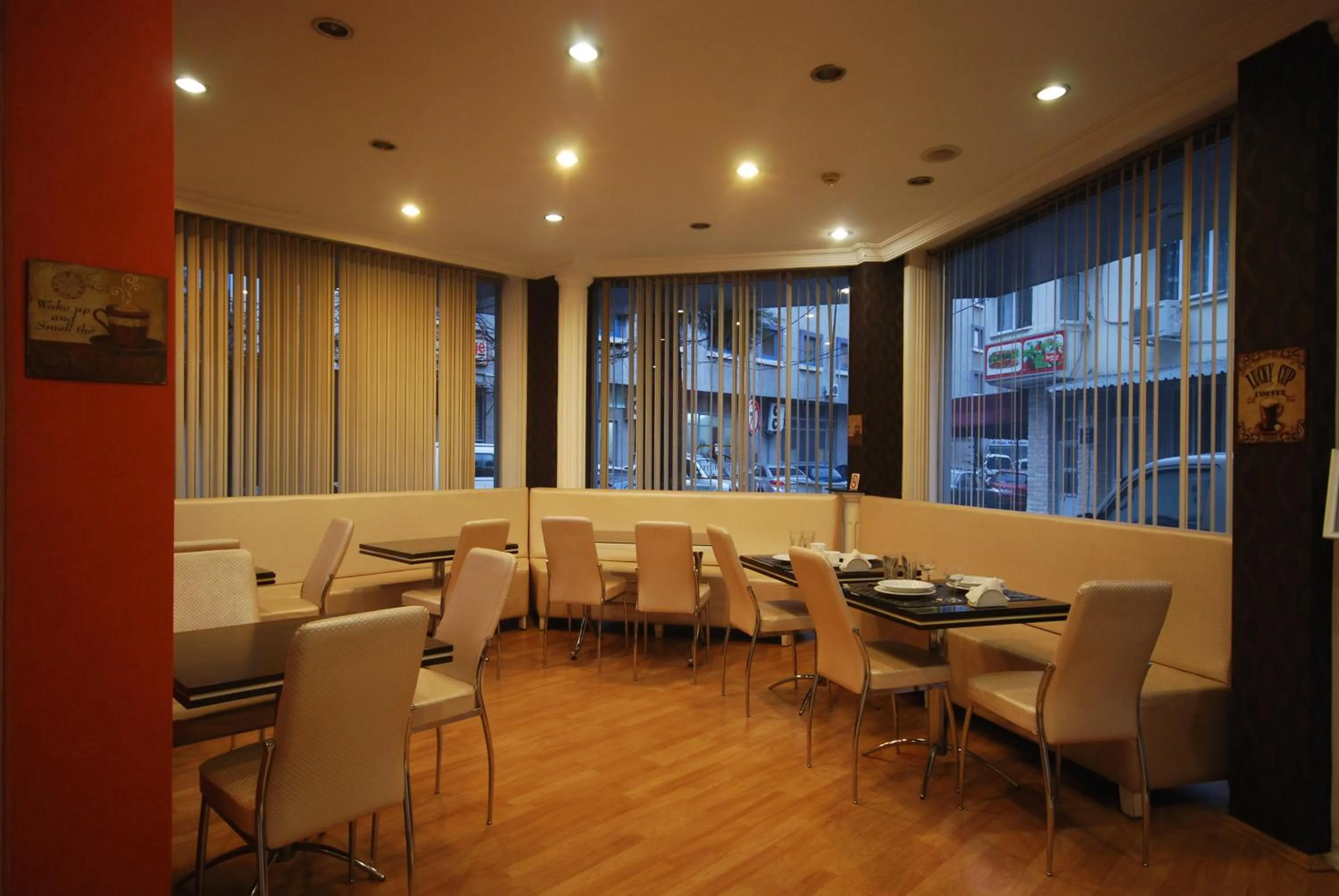 Restaurant/places to eat in Mini Hotel