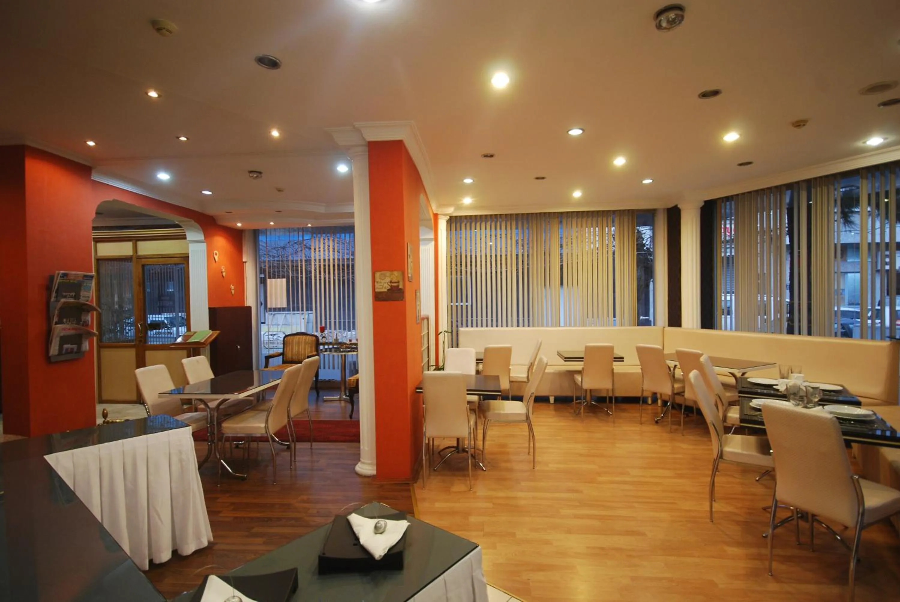 Restaurant/places to eat in Mini Hotel