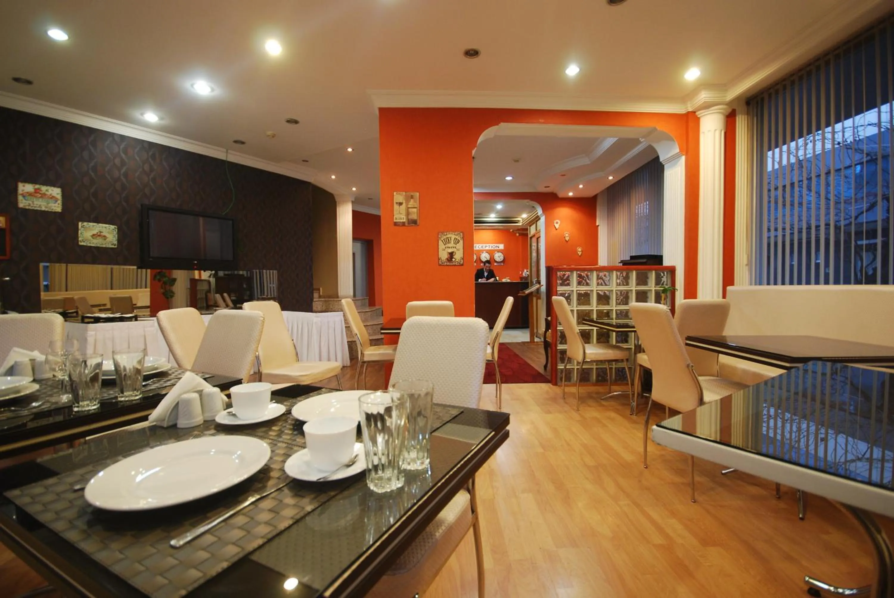 Restaurant/places to eat in Mini Hotel