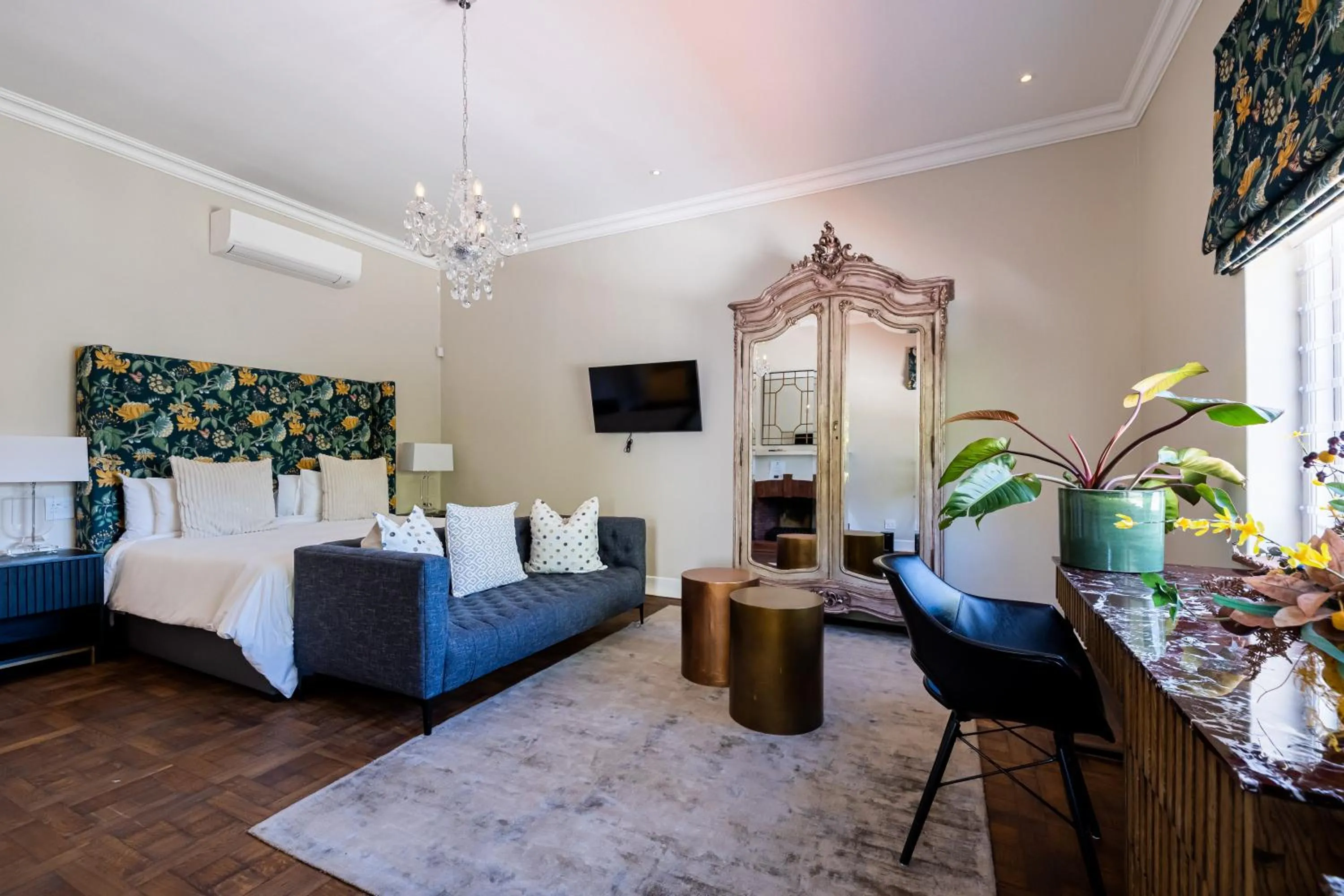 Photo of the whole room, Bed in Laborie Estate