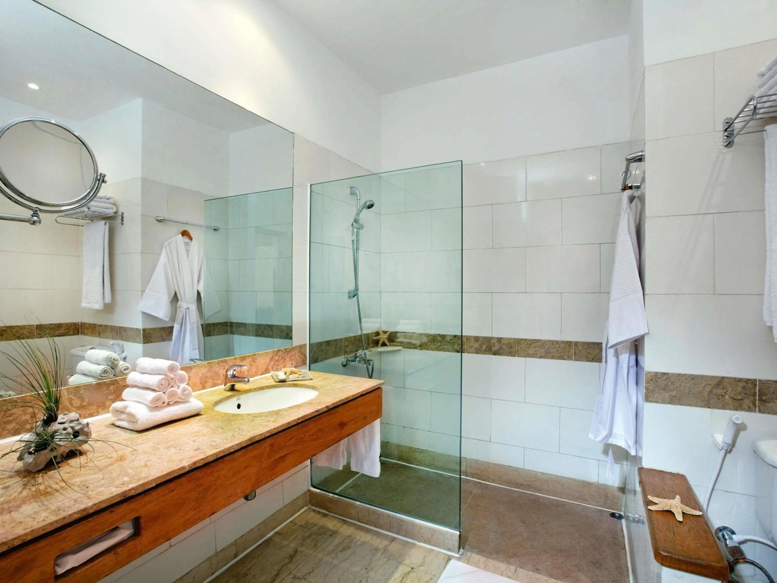 Shower in Movenpick Resort & Spa El Gouna