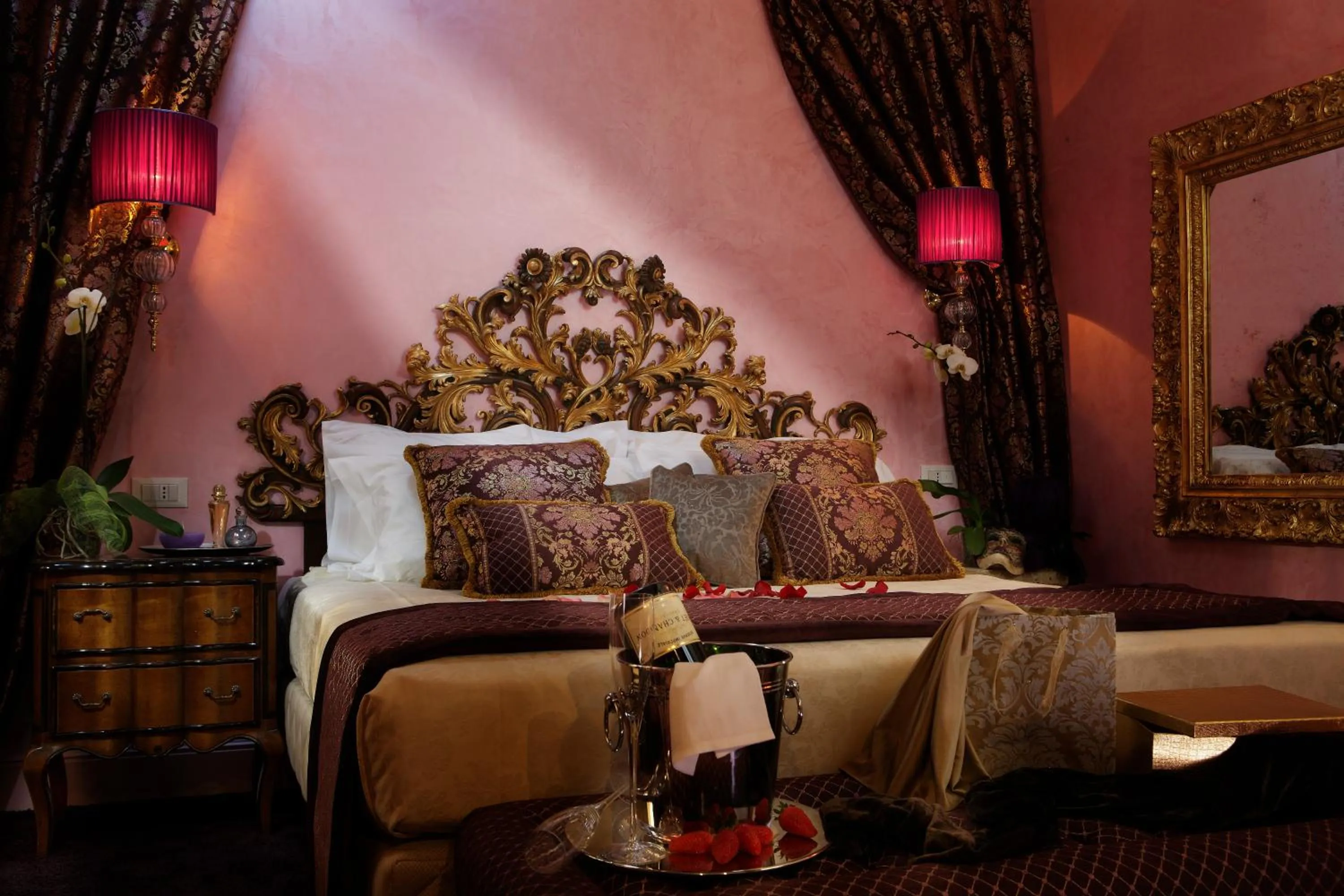 Bed, Seating Area in Ad Place Venice