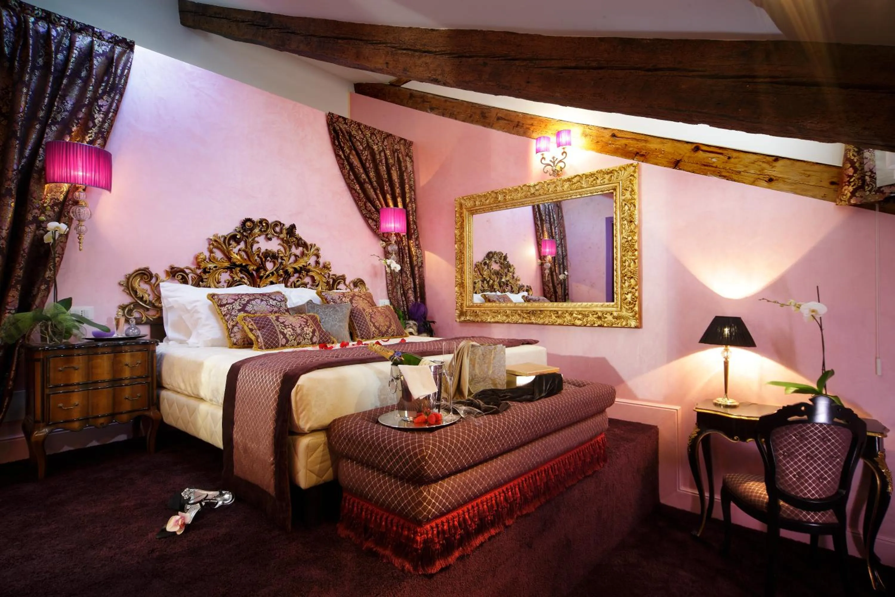 Bed, Seating Area in Ad Place Venice