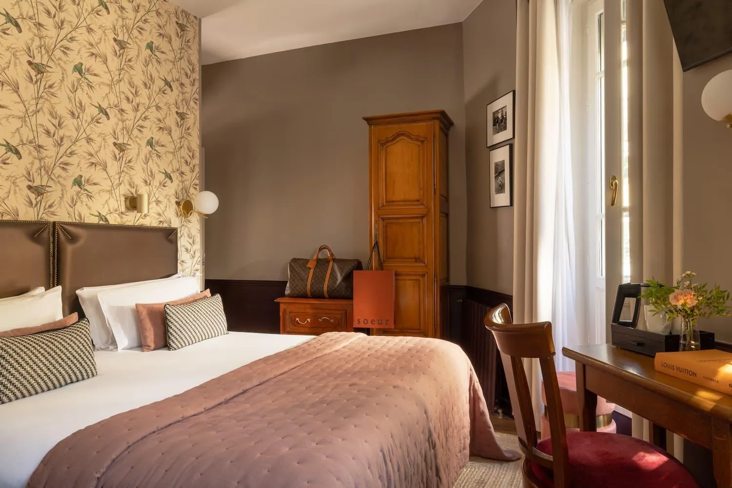 Bedroom, Bed in Welcome Hotel