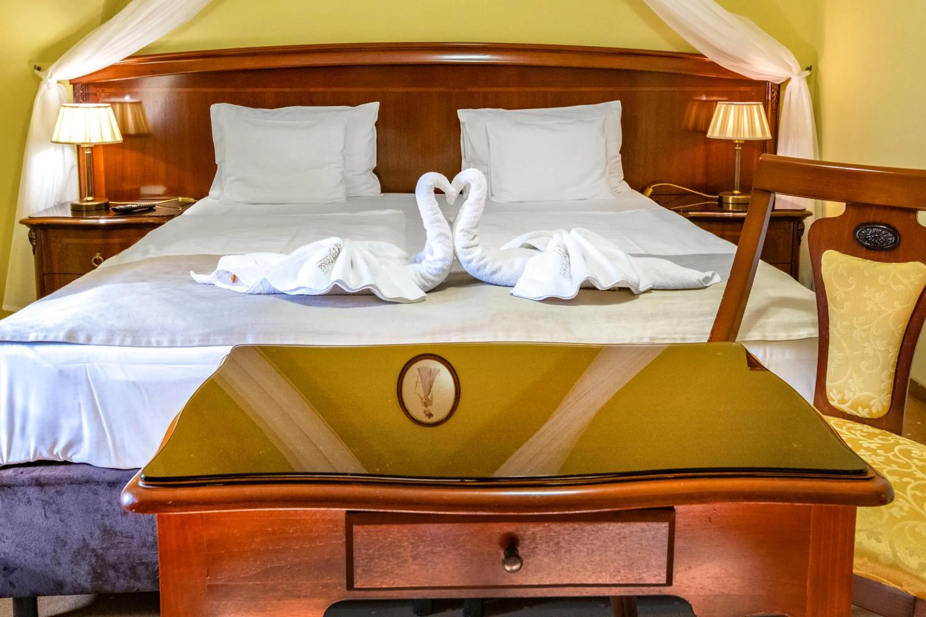 Bed in La Contessa Castle Hotel