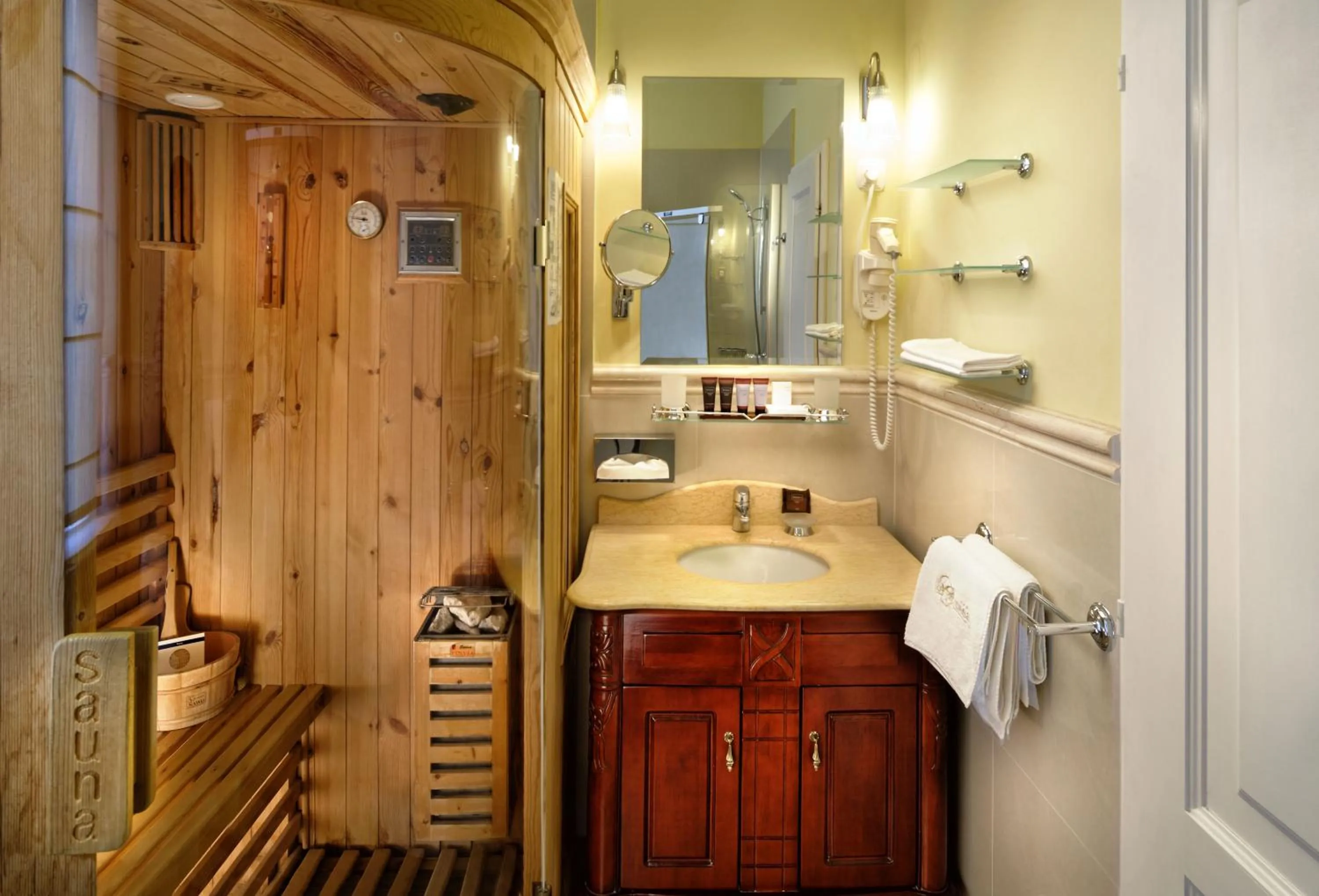 Sauna in La Contessa Castle Hotel