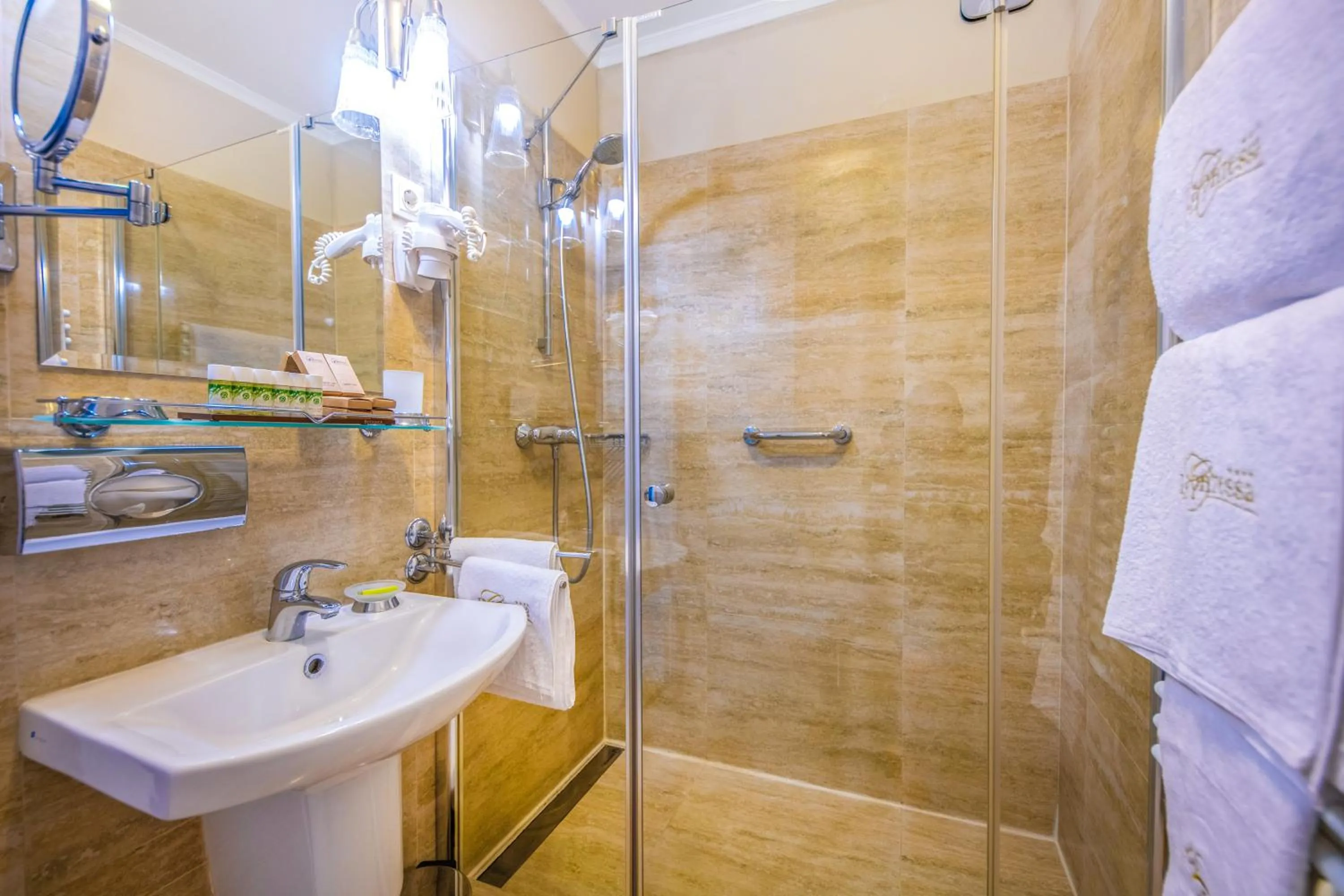 Shower in La Contessa Castle Hotel