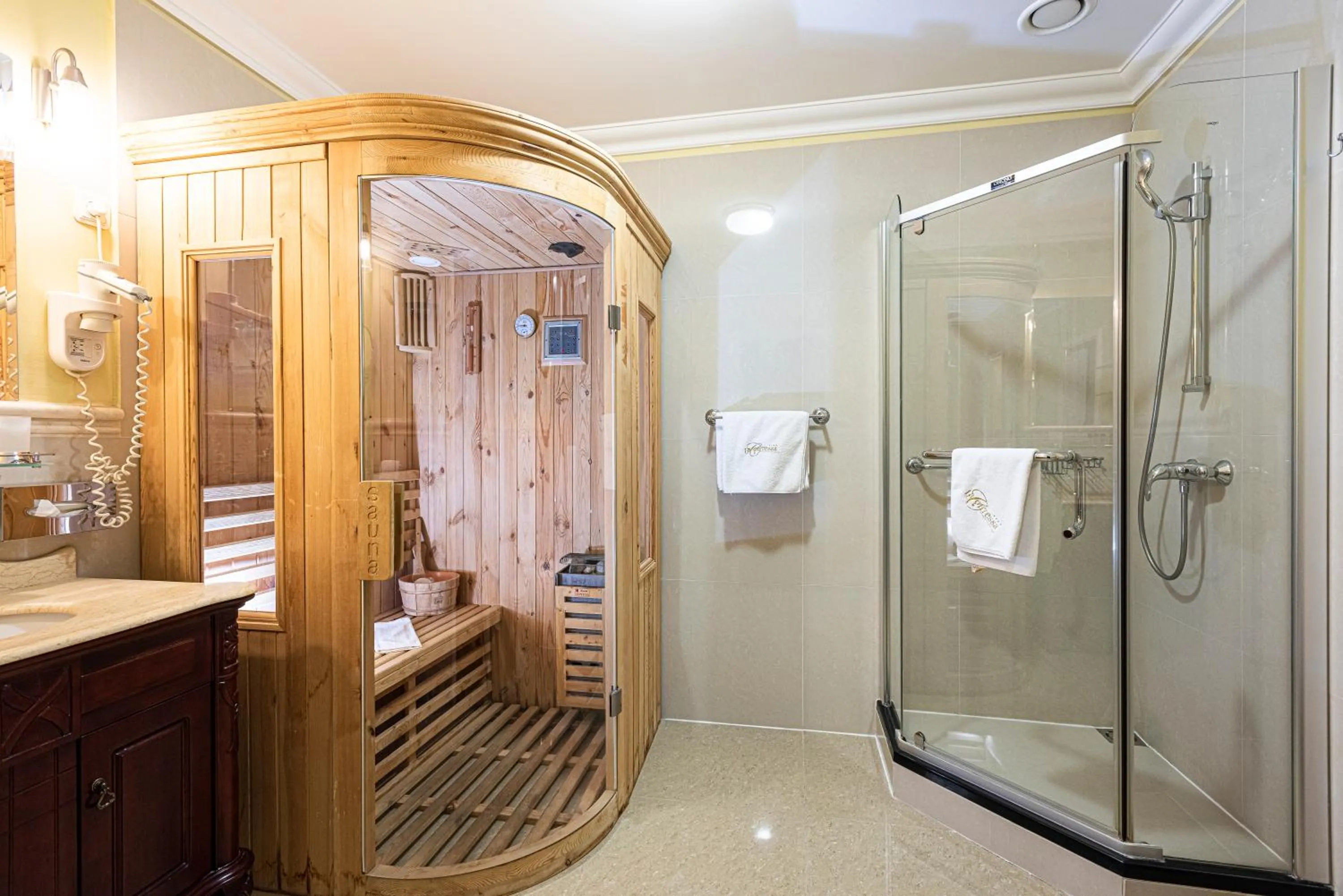 Bathroom in La Contessa Castle Hotel