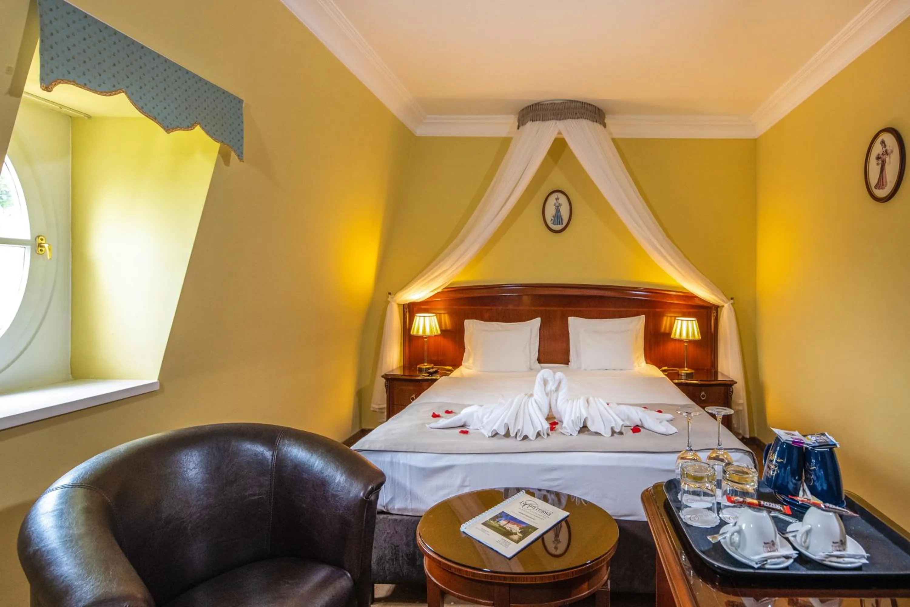 Bedroom, Bed in La Contessa Castle Hotel