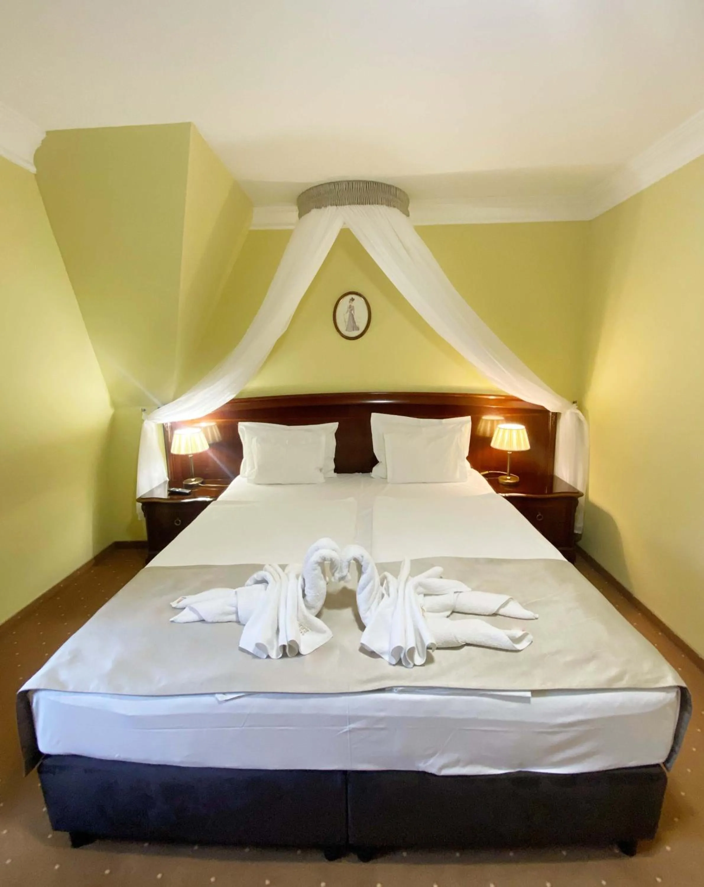 Bed in La Contessa Castle Hotel