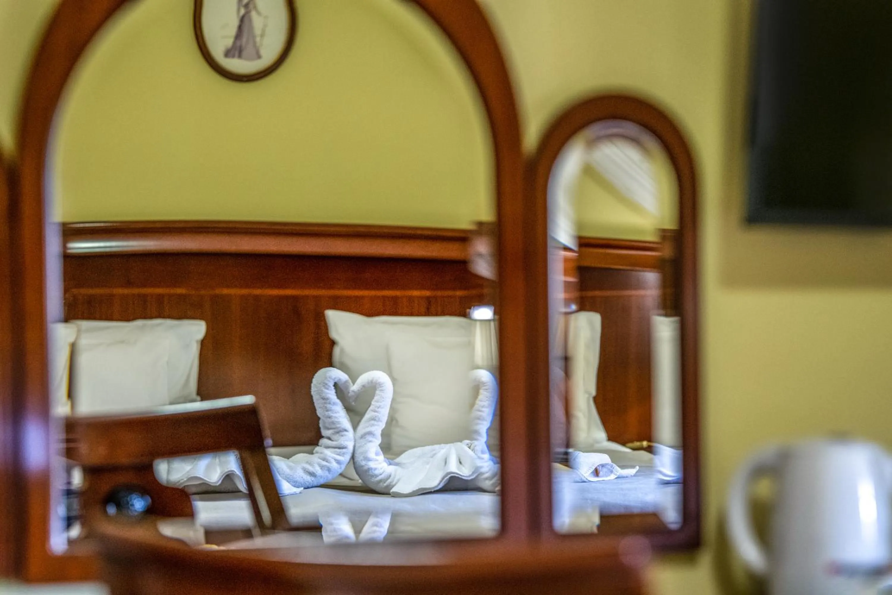 Bed in La Contessa Castle Hotel