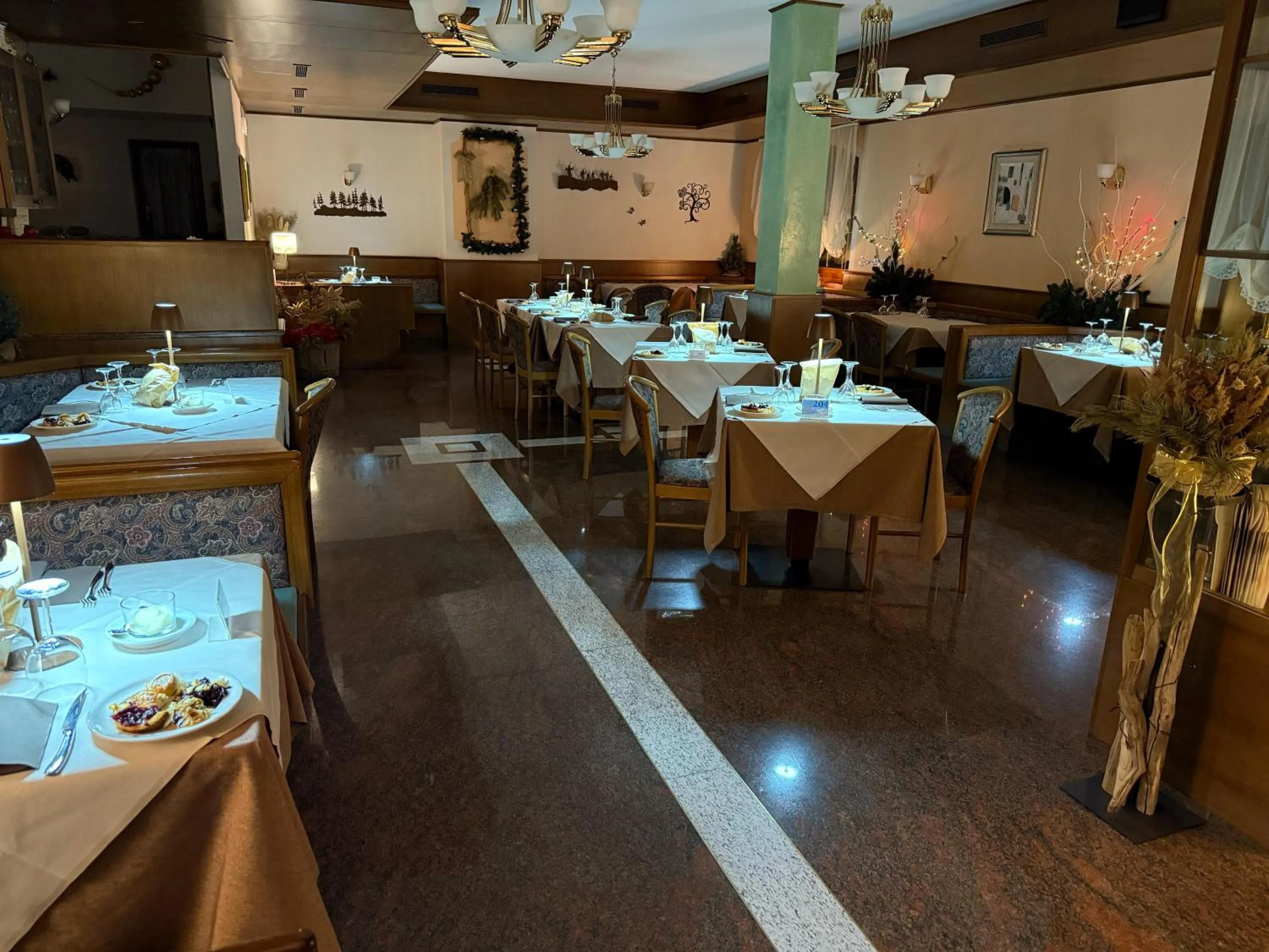 Restaurant/places to eat in Hotel Marianna