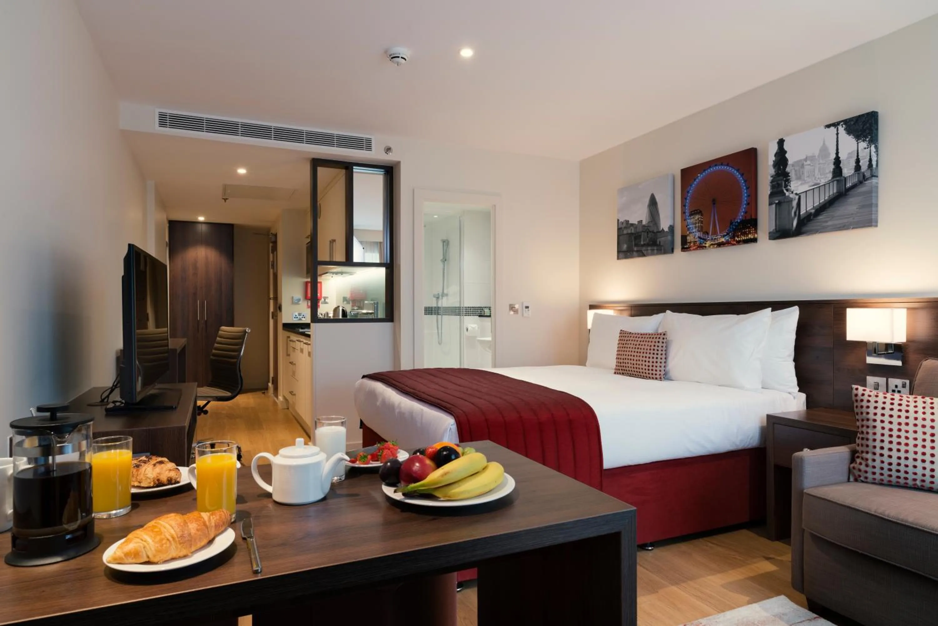 Photo of the whole room, Bed in Marlin Waterloo