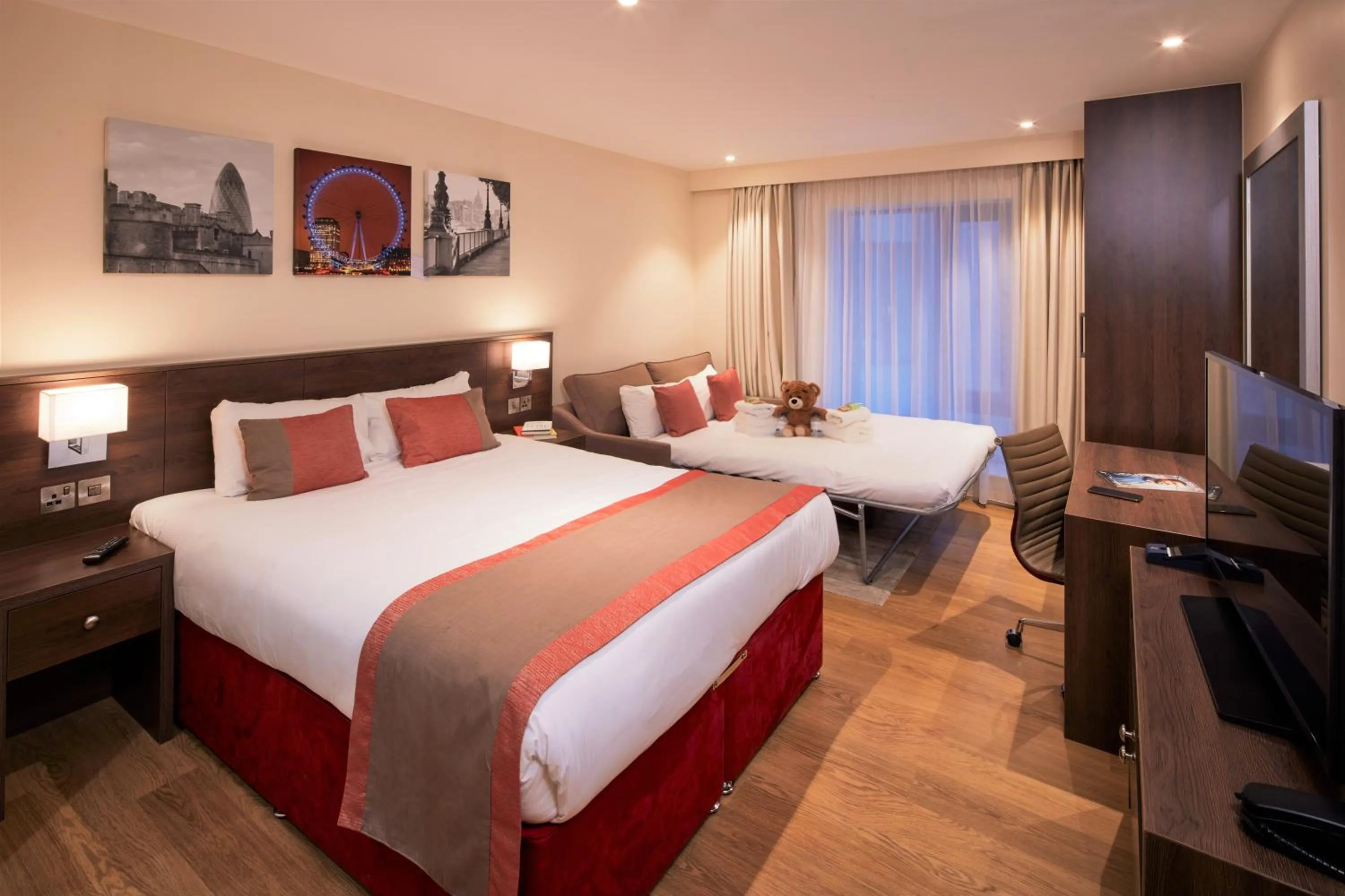 Photo of the whole room, Bed in Marlin Waterloo