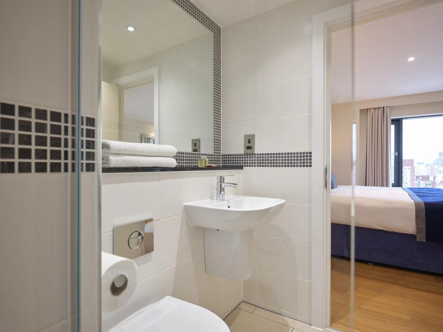 Bathroom, Bed in Marlin Waterloo