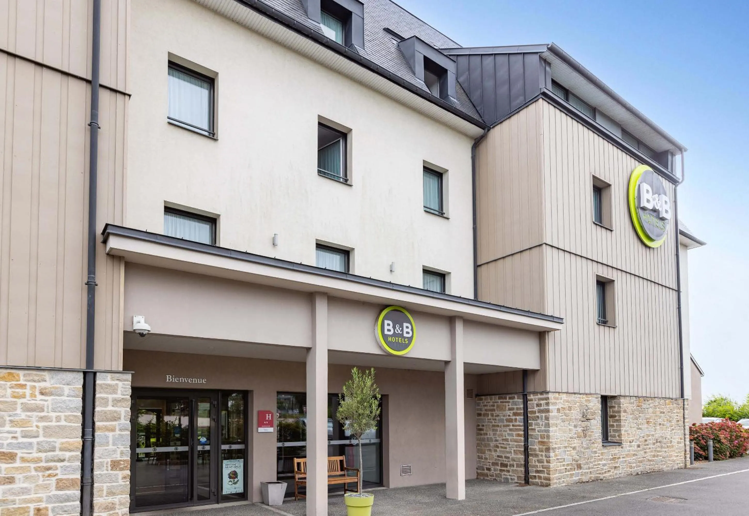 Property building in B&B HOTEL Saint Malo Sud