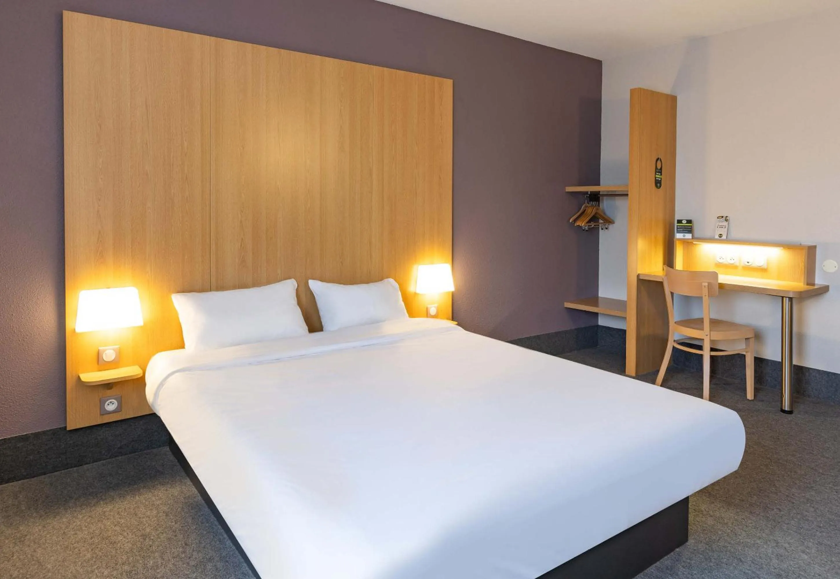 Bedroom, Bed in B&B HOTEL Saint Malo Sud