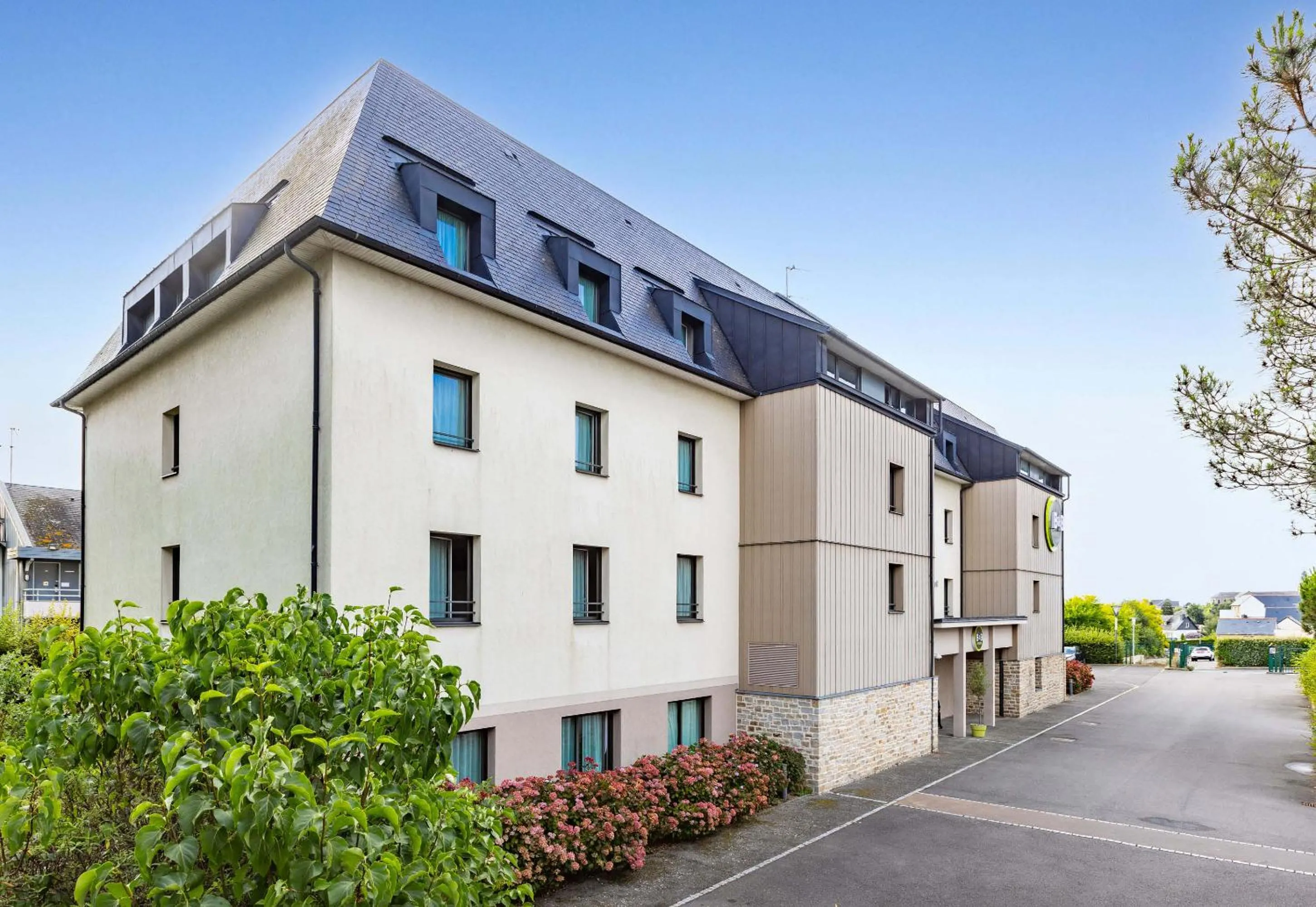 Property building in B&B HOTEL Saint Malo Sud