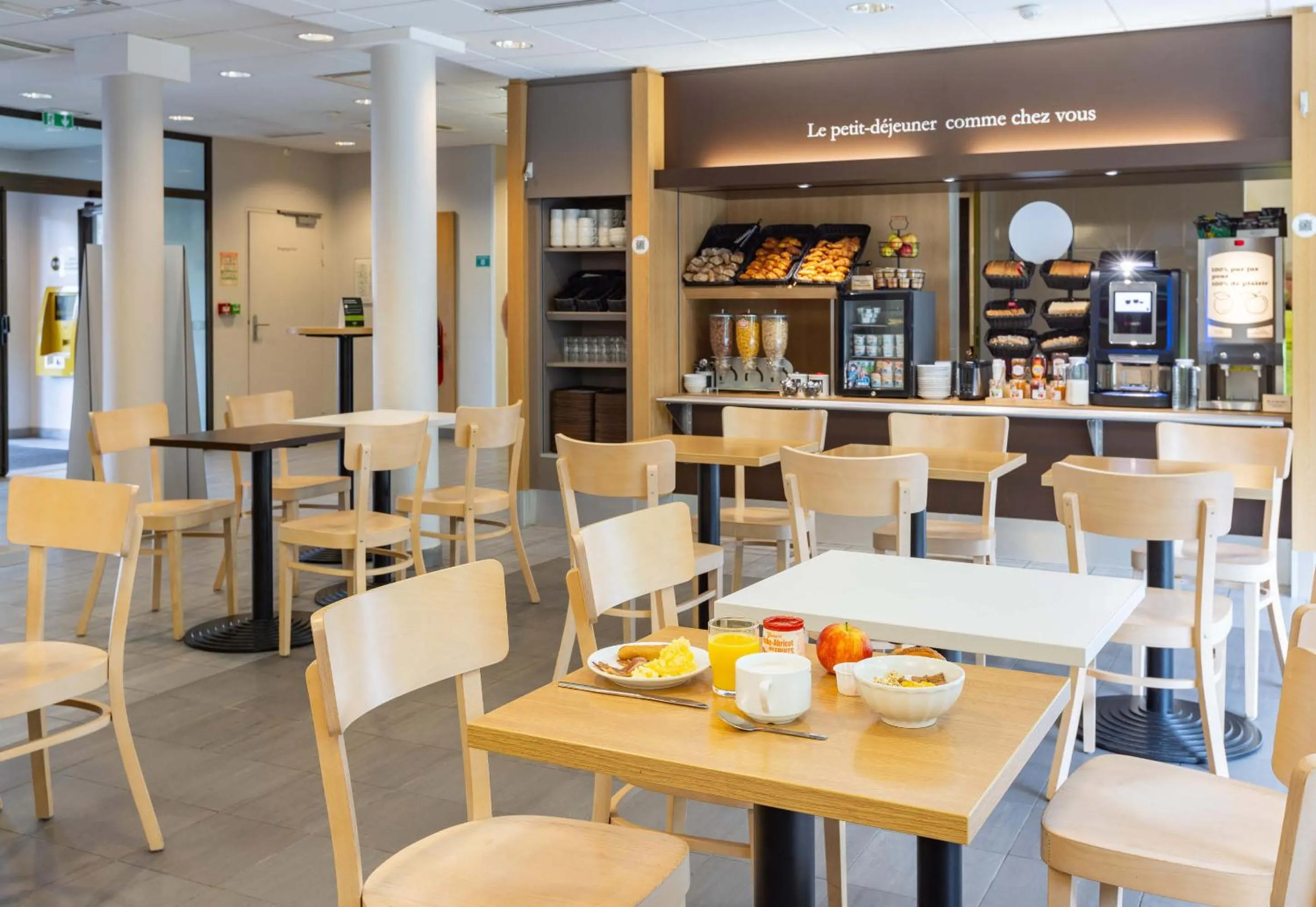 Restaurant/places to eat in B&B HOTEL Saint Malo Sud