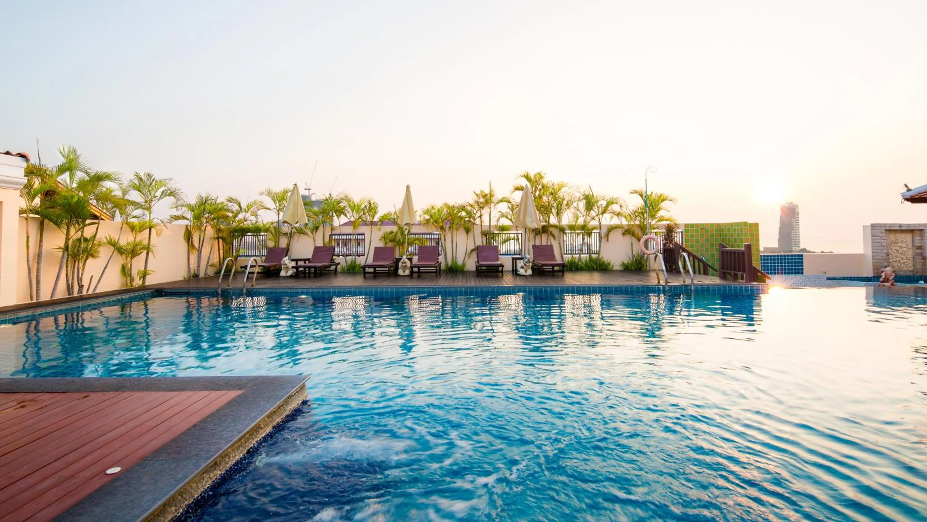 Swimming pool in Aiyara Palace