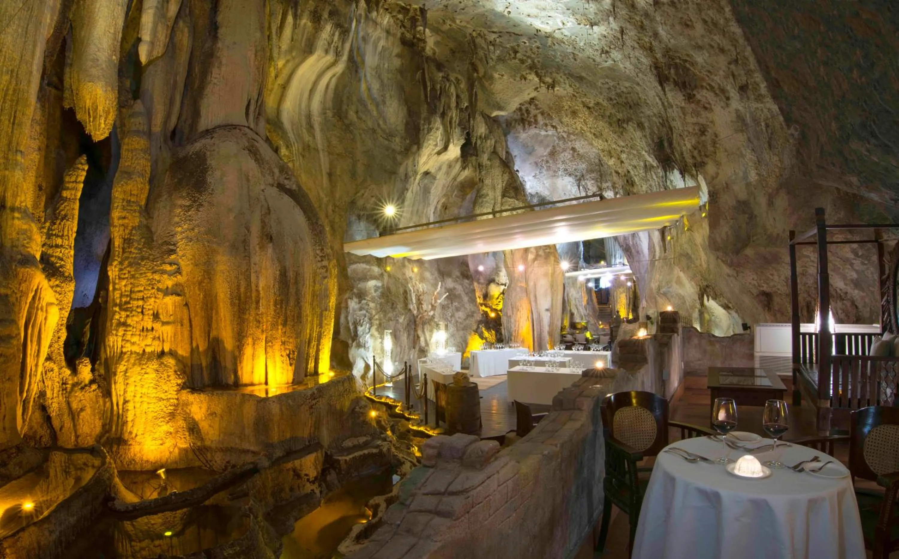 Lounge or bar in The Banjaran Hotsprings Retreat