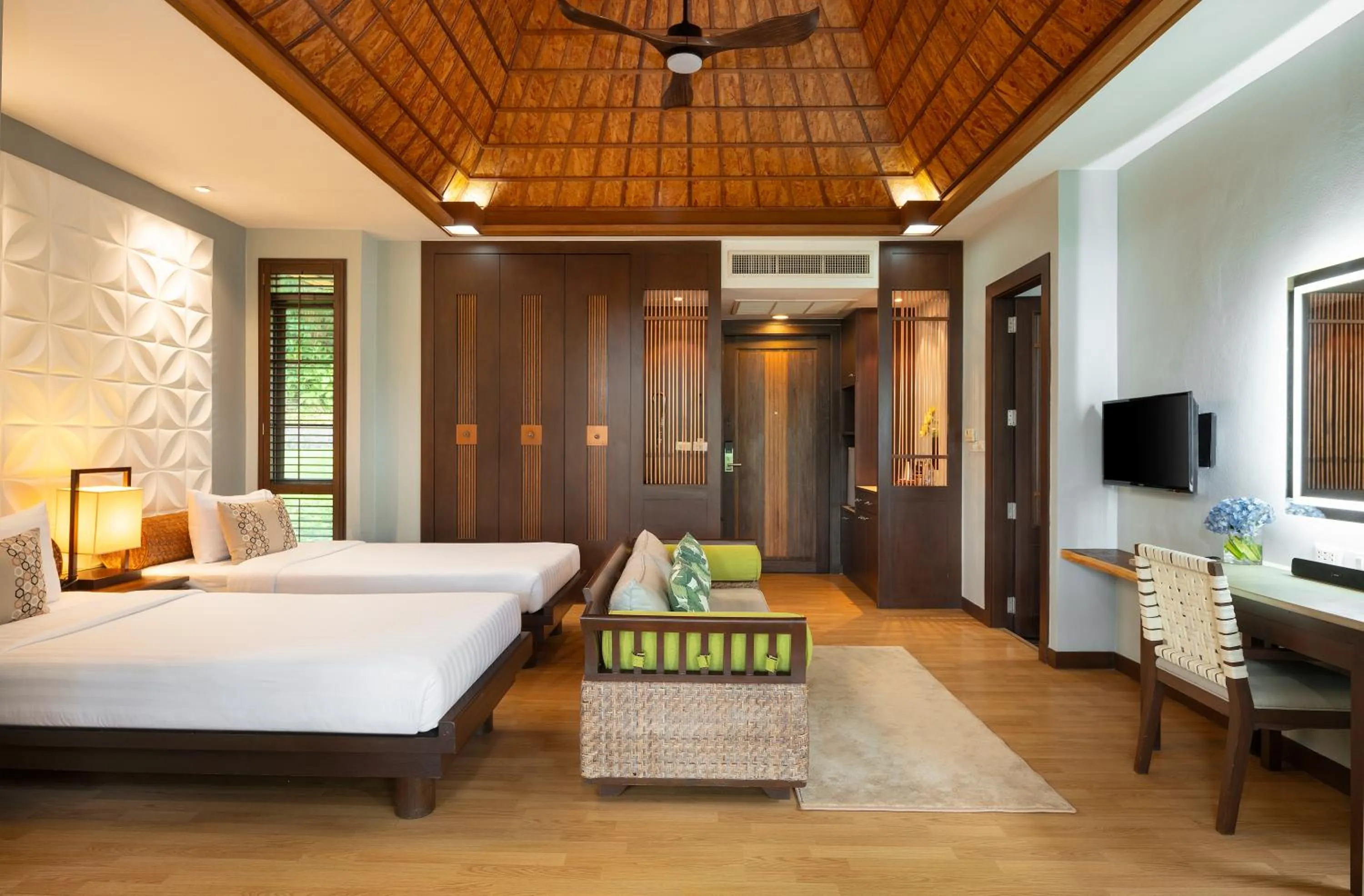 Photo of the whole room, Bed in Springfield Village Golf & Spa