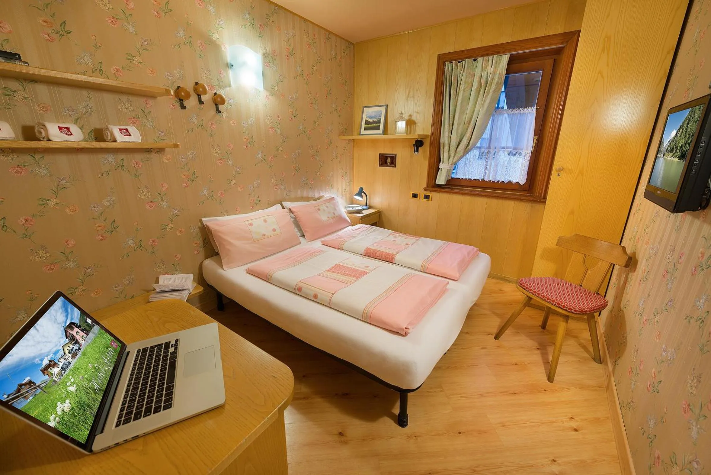 Photo of the whole room in Hotel Astra