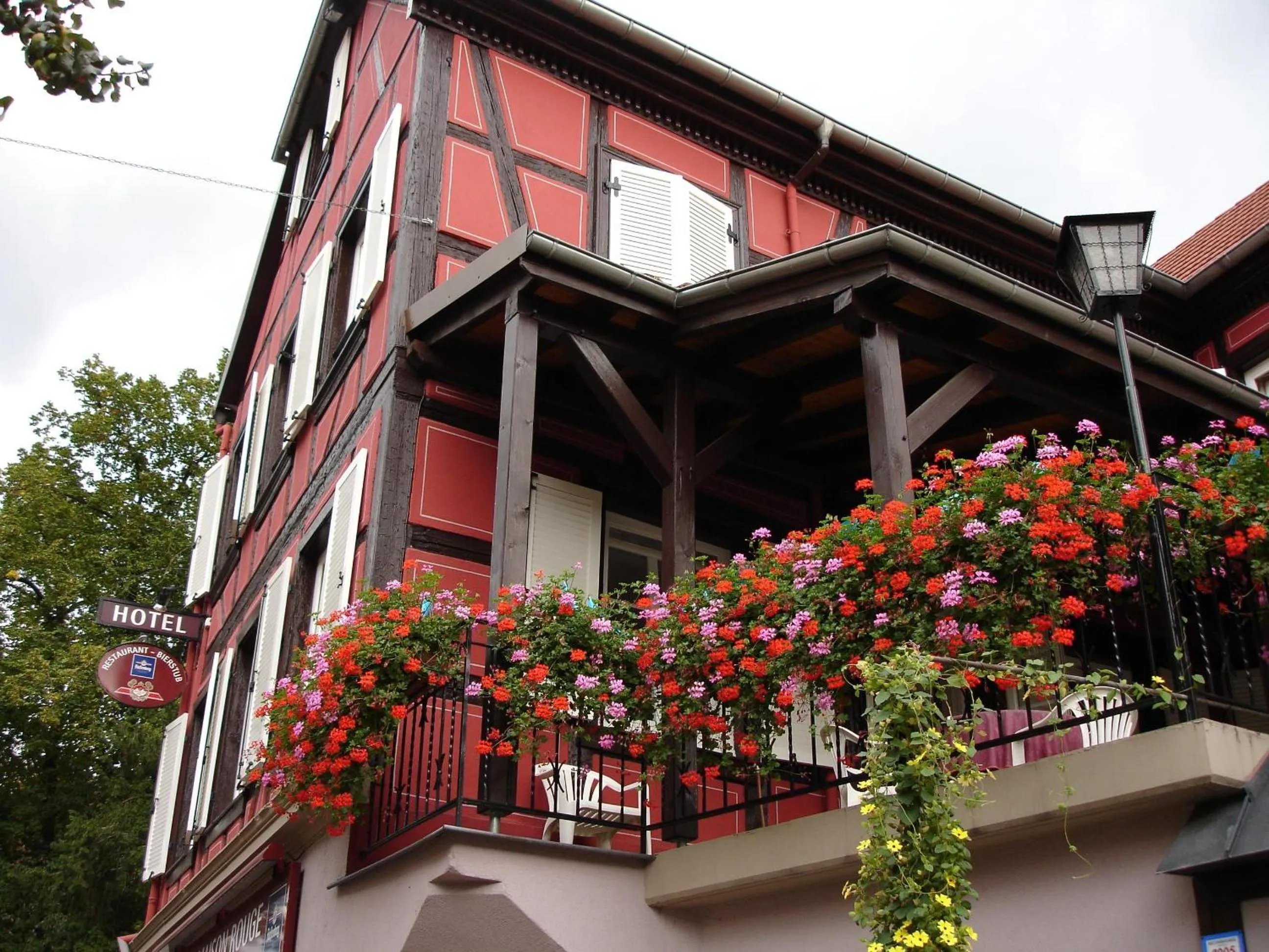 Facade/entrance in A la Maison Rouge Hôtel & Restaurant