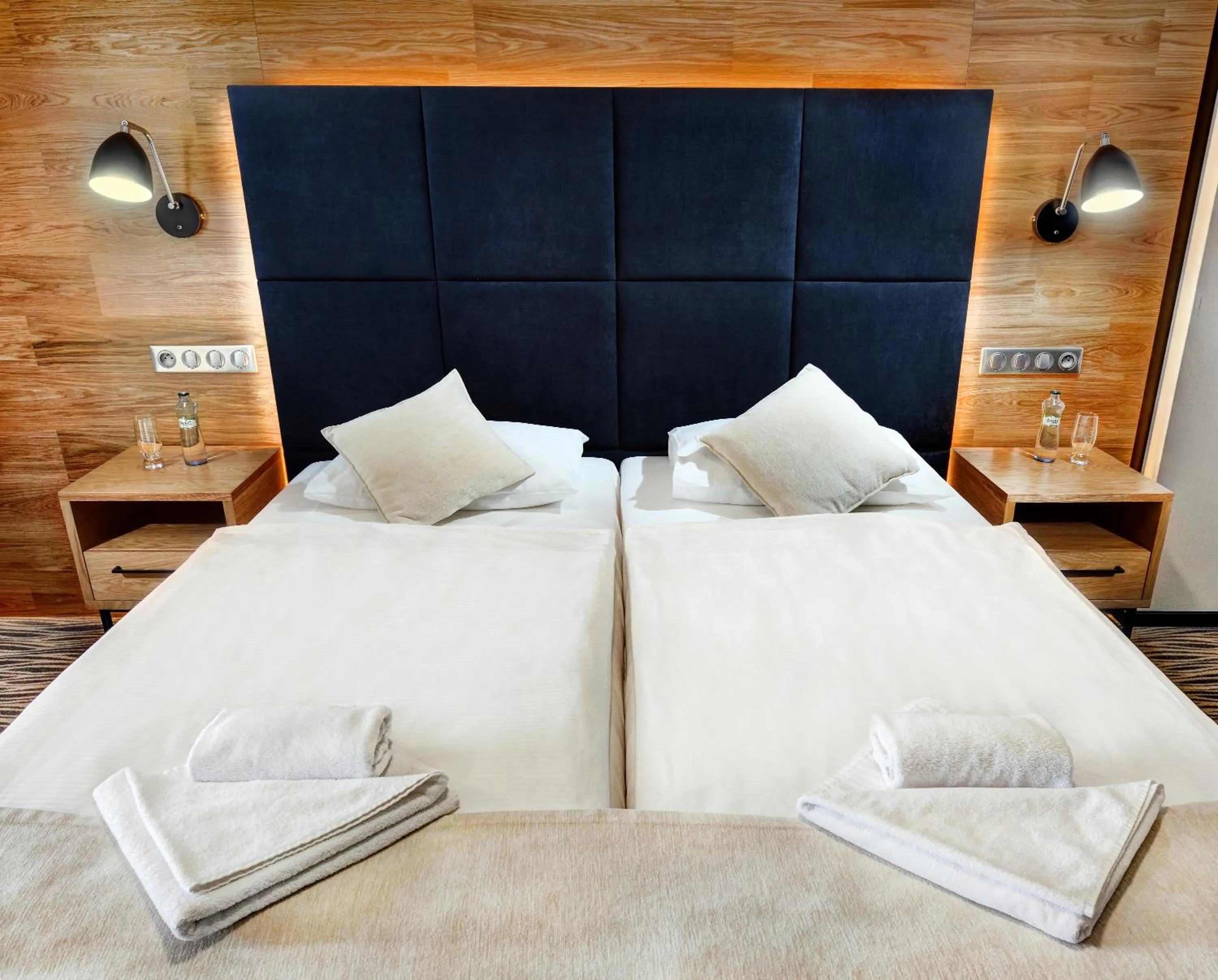 Bathroom, Bed in Hotel Galeria Thermal Bešeňová