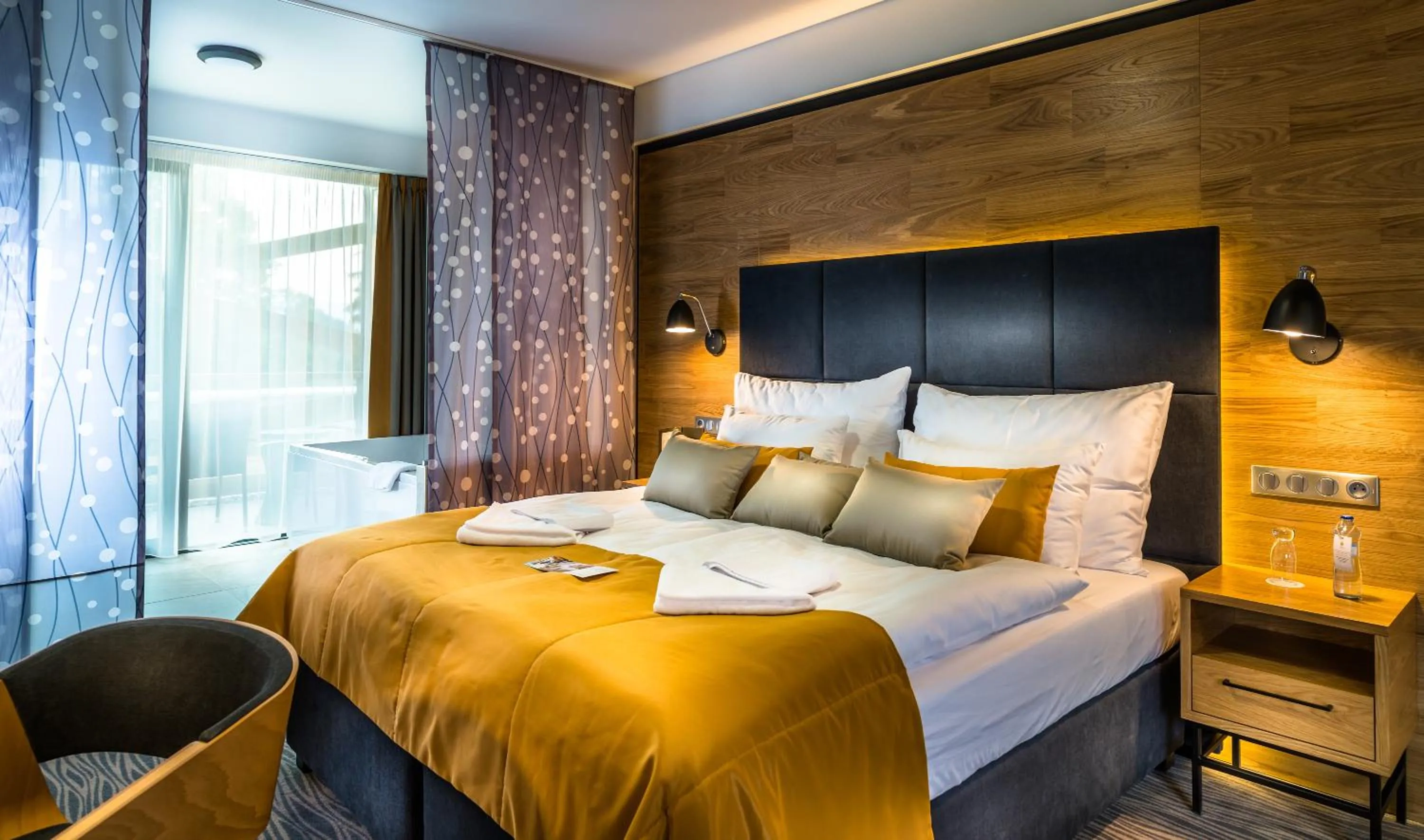 Hot Tub, Bed in Hotel Galeria Thermal Bešeňová