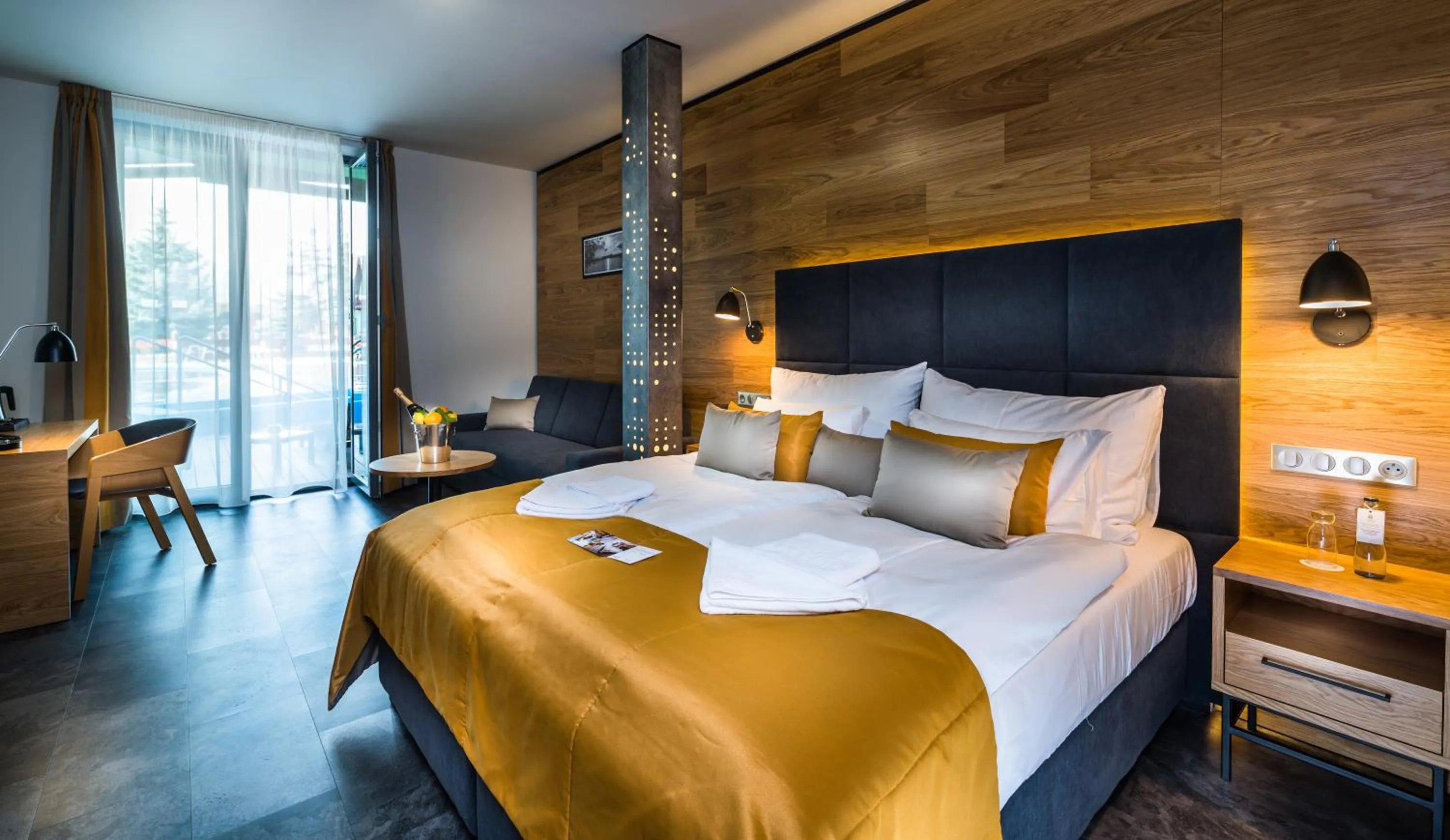 Balcony/Terrace, Bed in Hotel Galeria Thermal Bešeňová