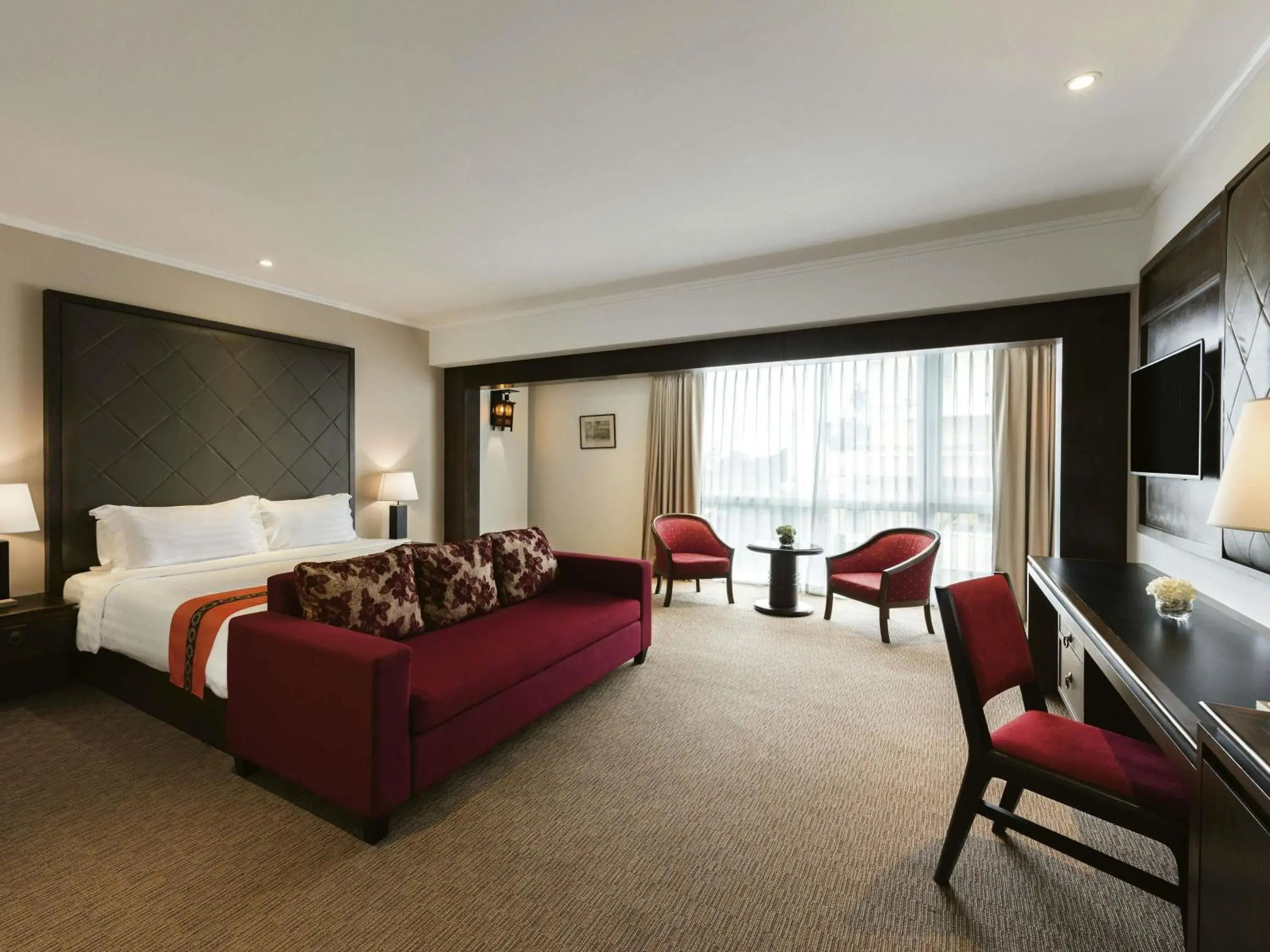 Junior Suite in Movenpick Suriwongse Hotel Chiang Mai Junior Suite in Movenpick Suriwongse Hotel Chiang Mai