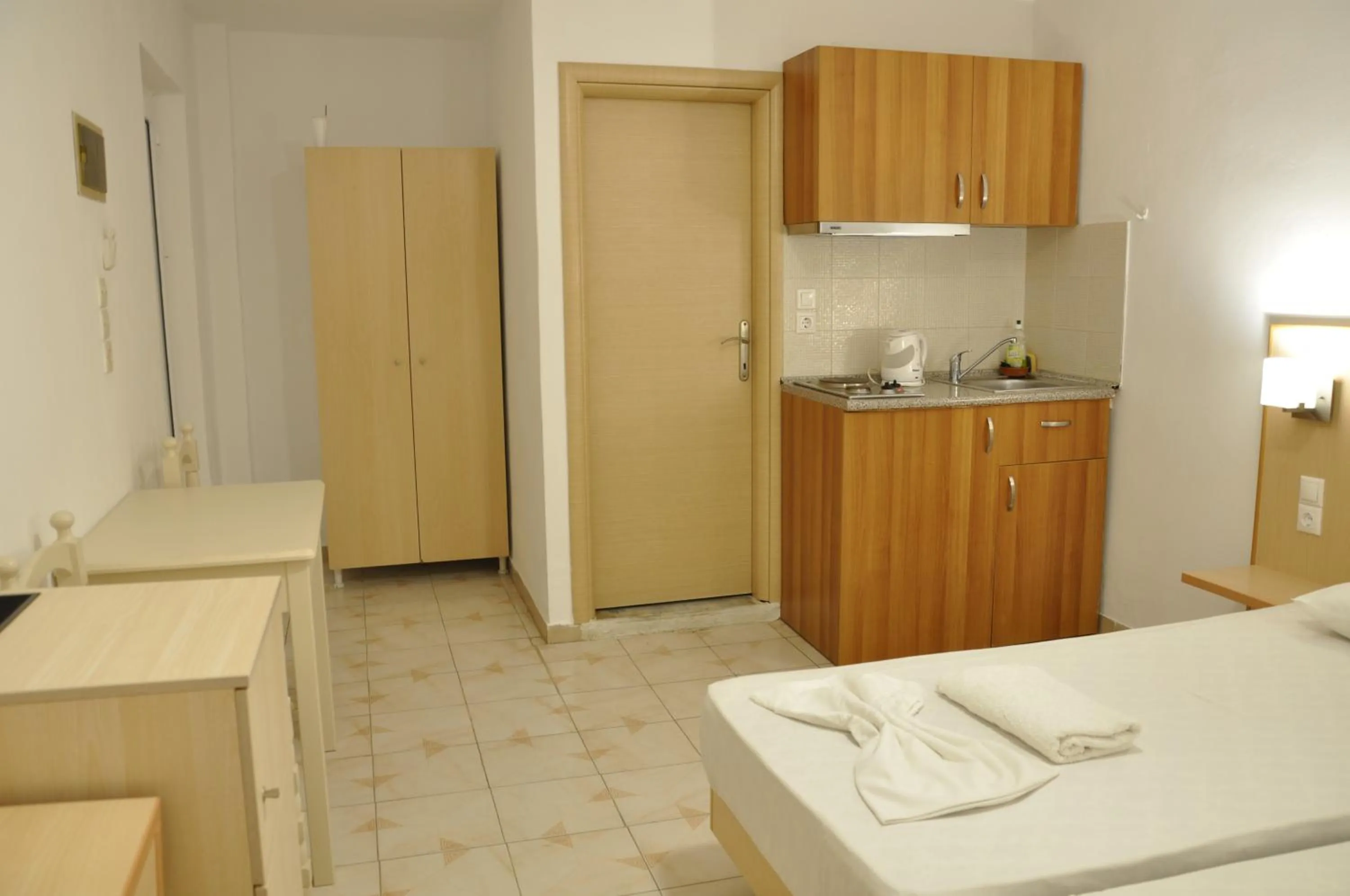 Photo of the whole room, Bed in Angelos Studios