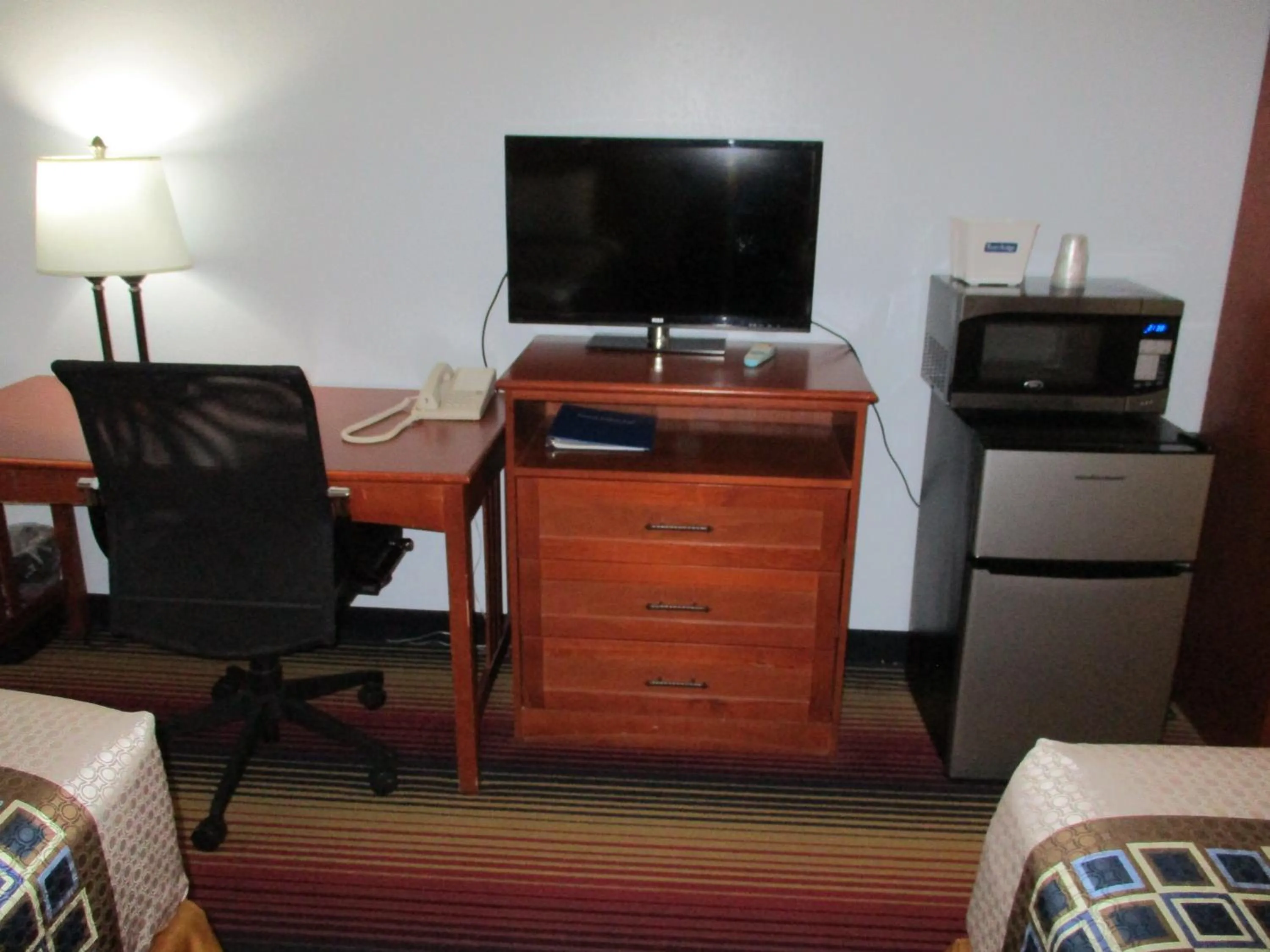 TV and multimedia in Travelodge by Wyndham Spirit Lake/Okoboji