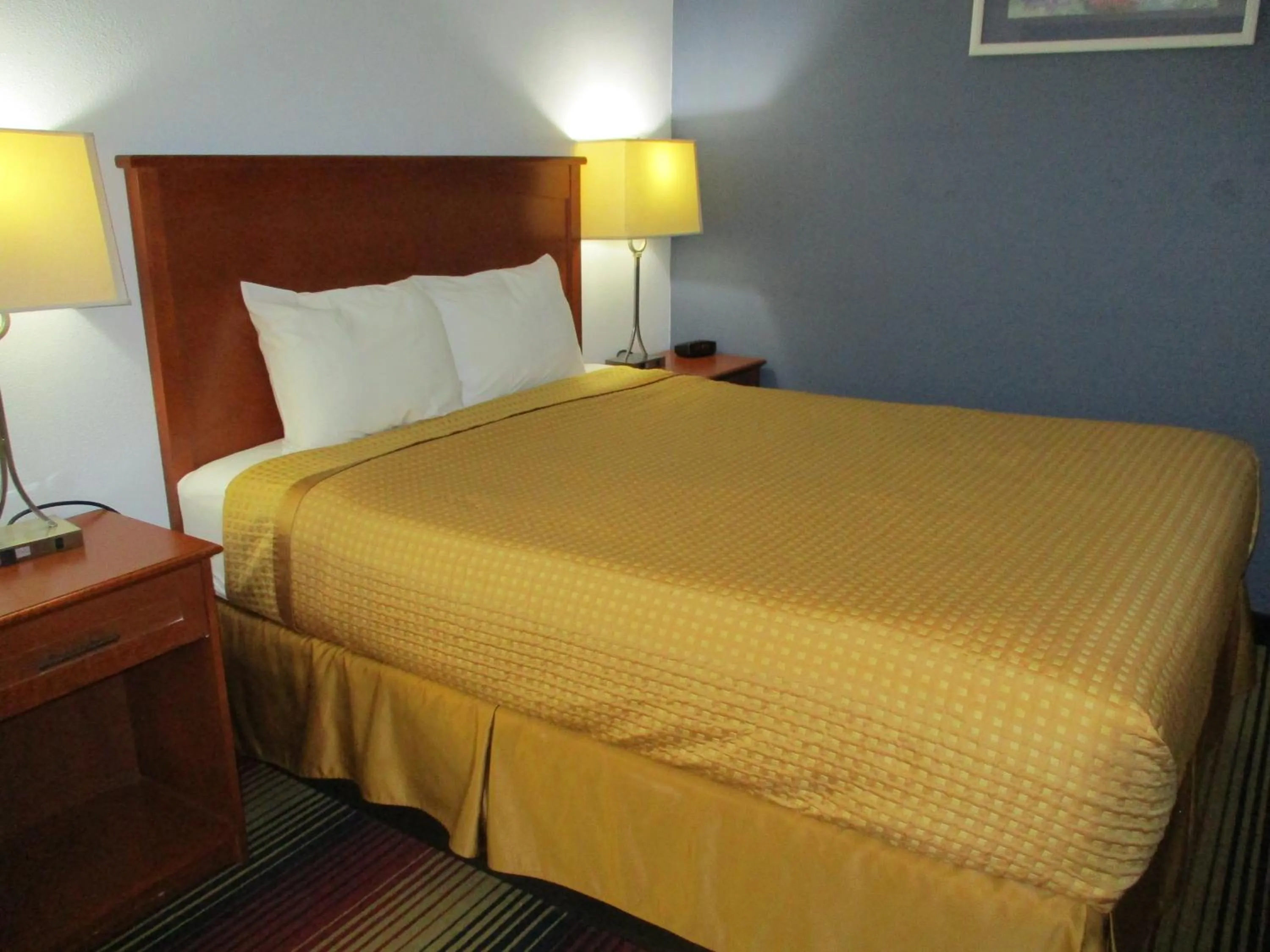 Photo of the whole room, Bed in Travelodge by Wyndham Spirit Lake/Okoboji