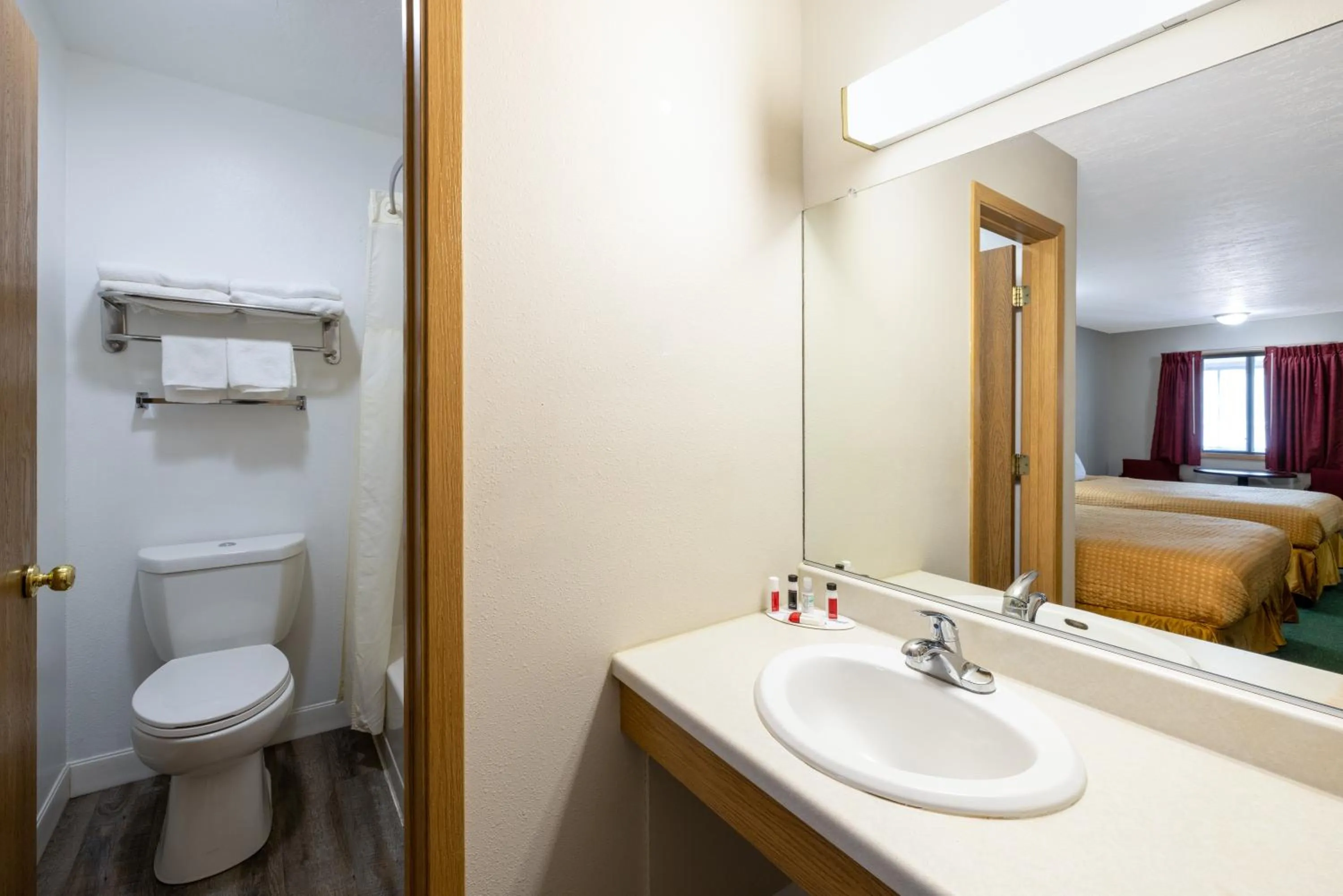 Bed in Travelodge by Wyndham Spirit Lake/Okoboji