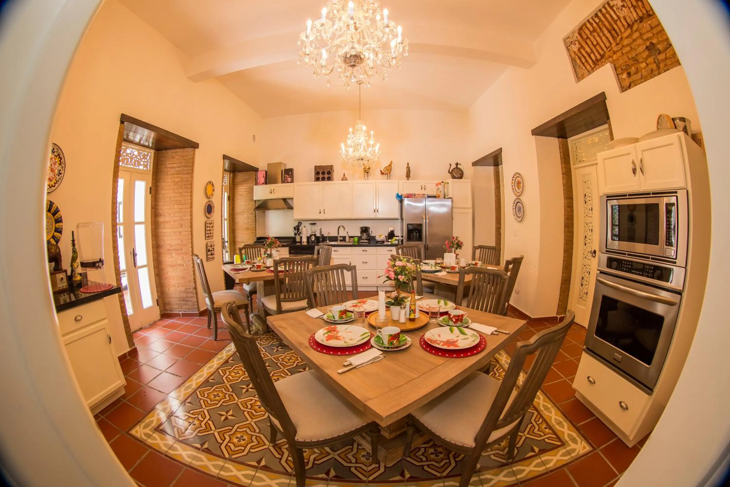 Restaurant/places to eat in Colonial 154 H Boutique