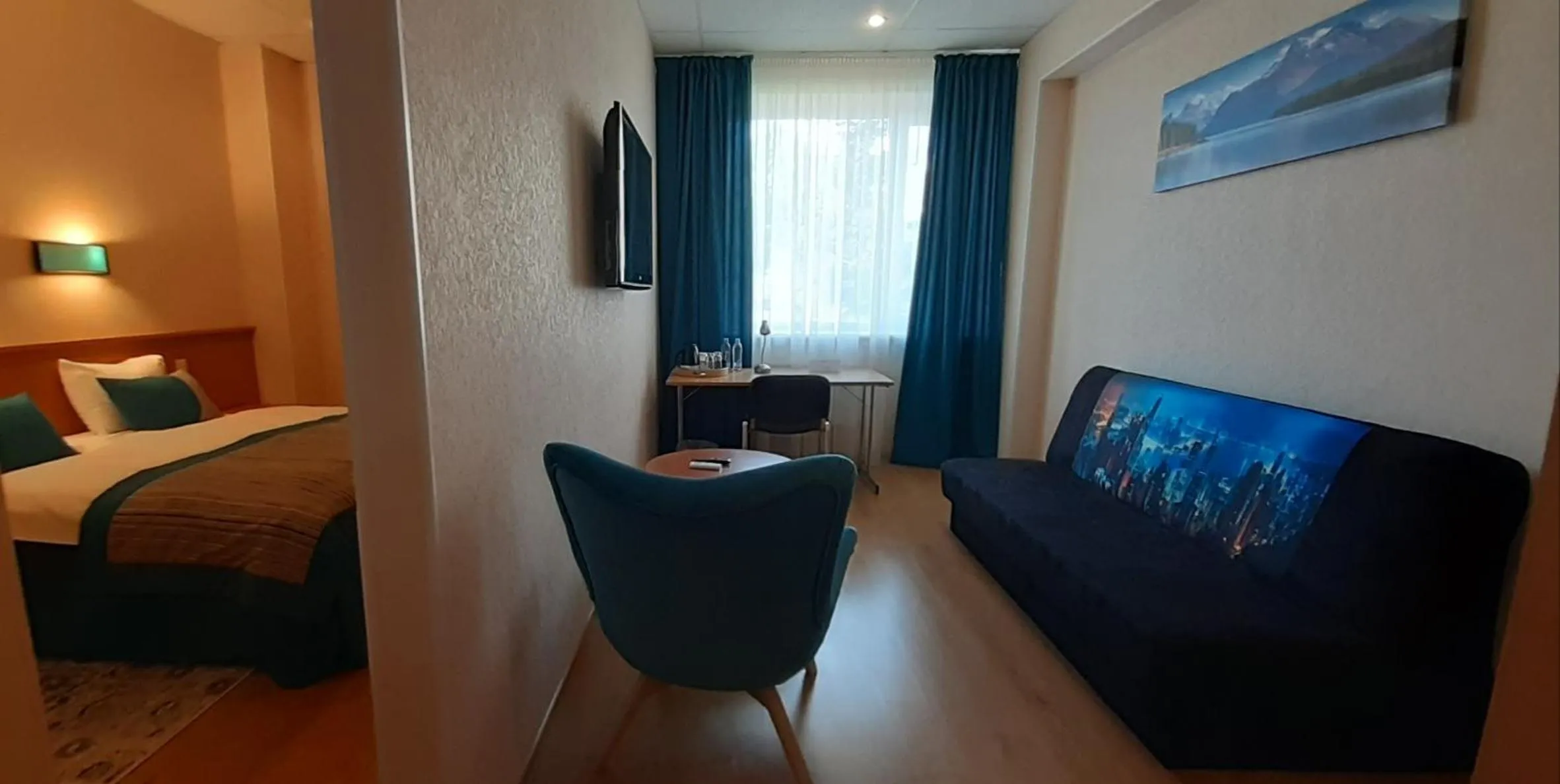 Photo of the whole room, Bed in Sky High Hotel Airport 200 meters from the terminal