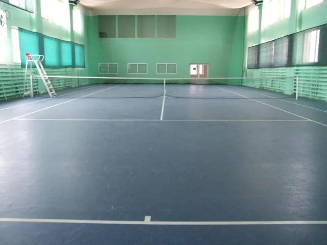 Tennis court in Sky High Hotel Airport 200 meters from the terminal