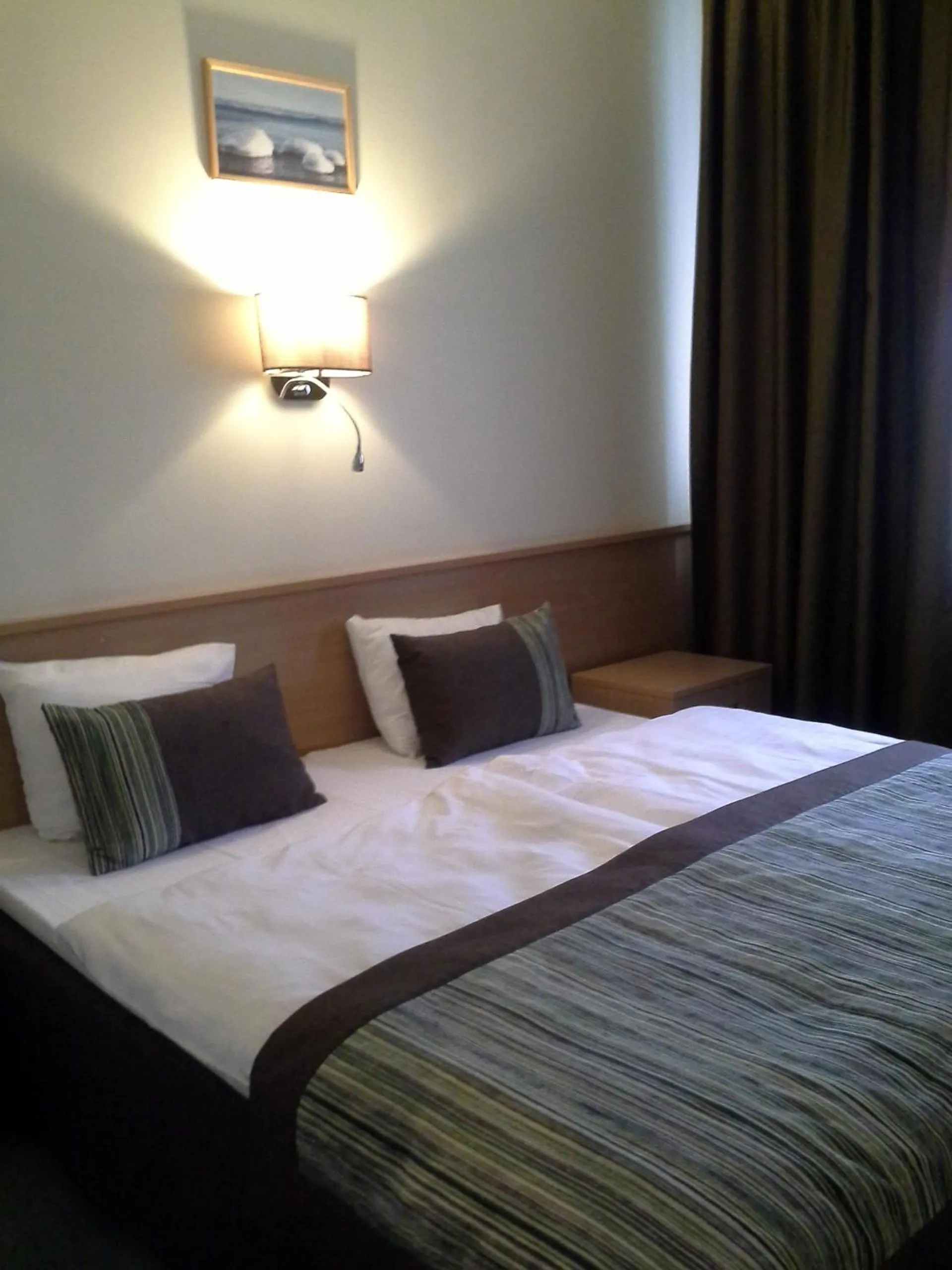 Bed in Sky High Hotel Airport 200 meters from the terminal