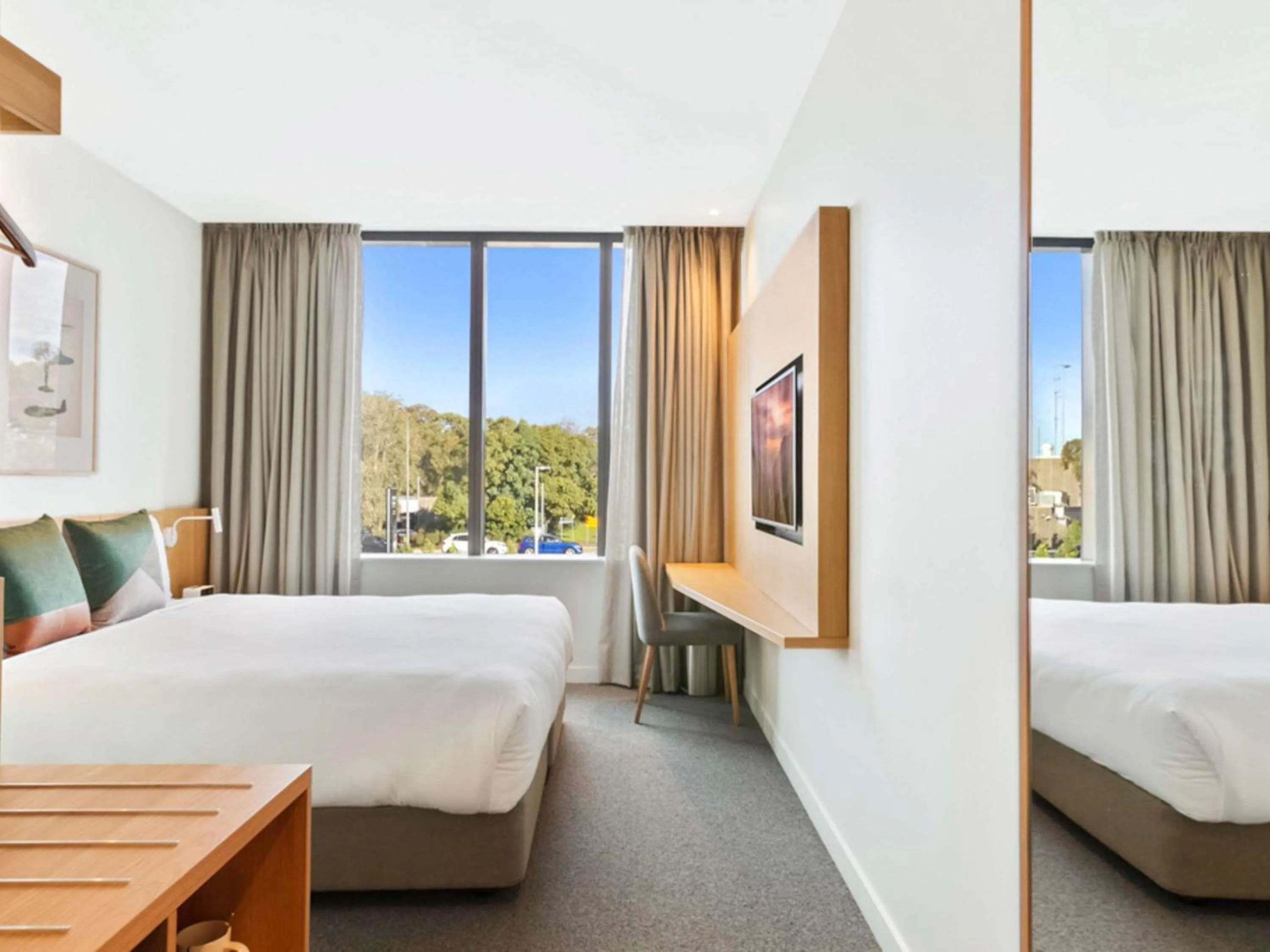 Property building, Bed in Mantra on Sydney Airport