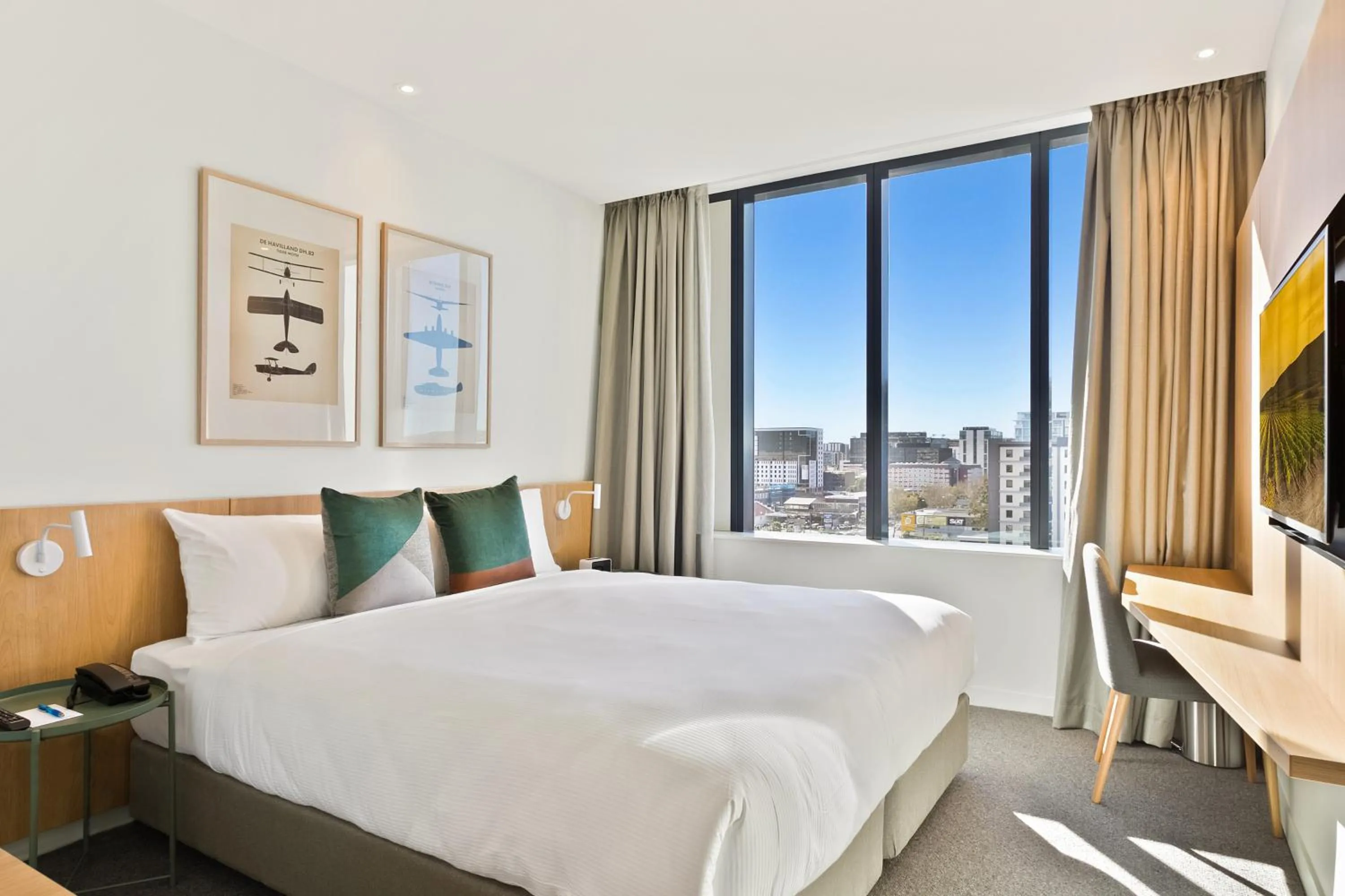 Property building, Bed in Mantra on Sydney Airport
