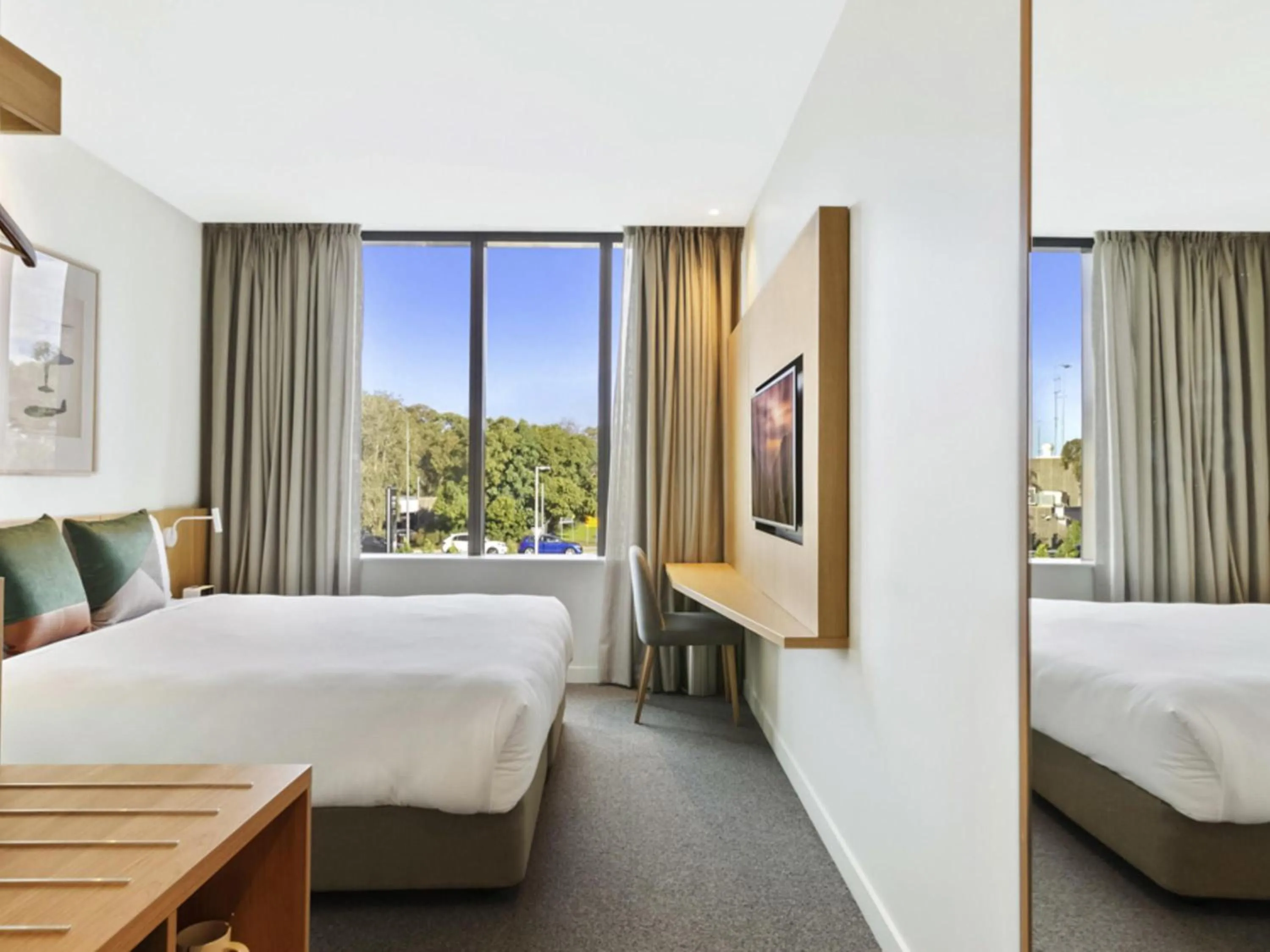 Bedroom, Bed in Mantra on Sydney Airport