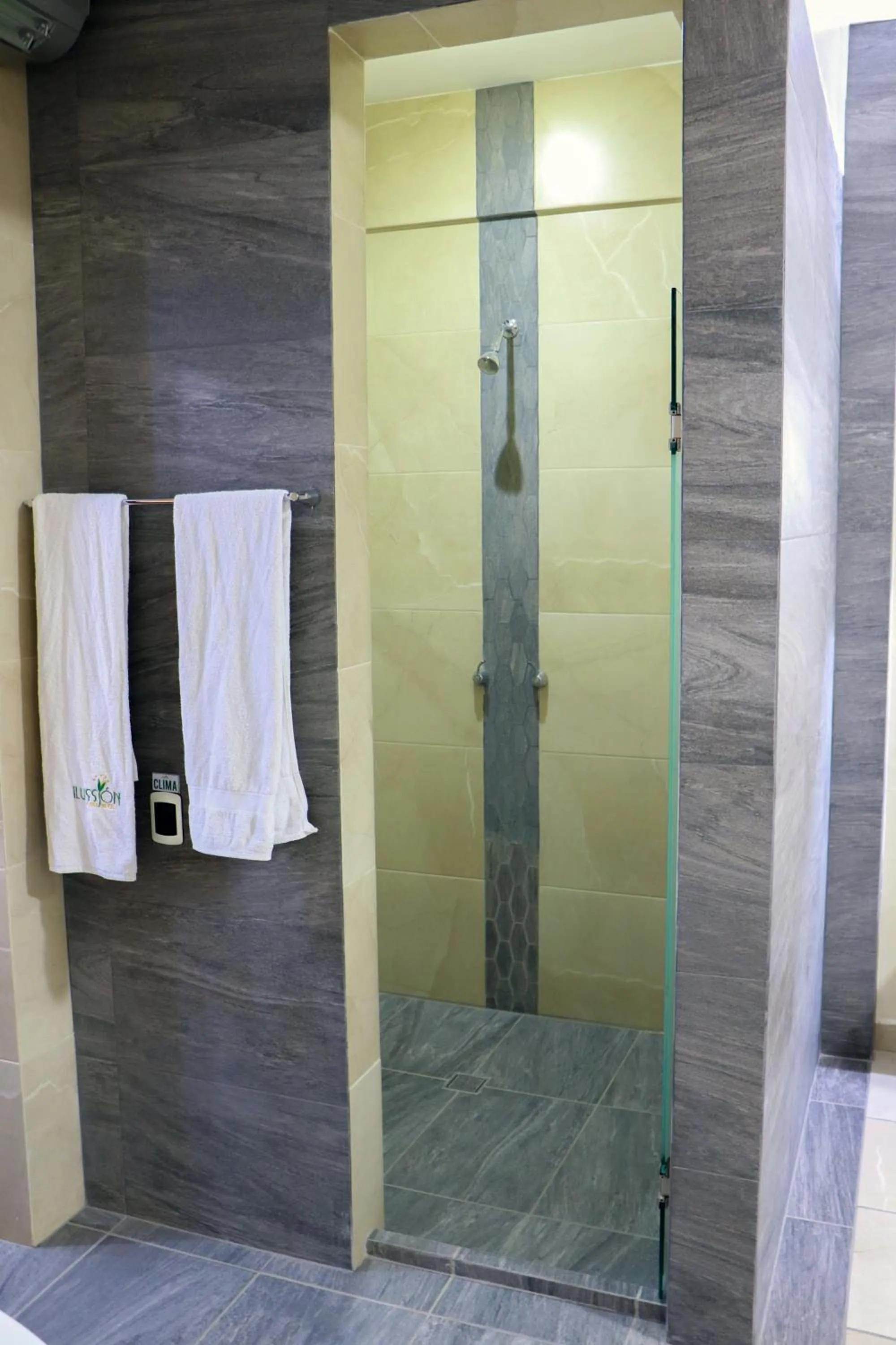 Shower in Autohotel Ilussion