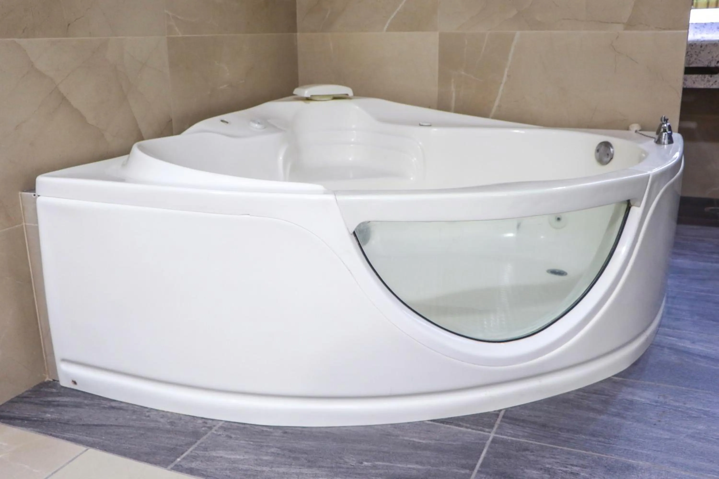 Hot Tub in Autohotel Ilussion