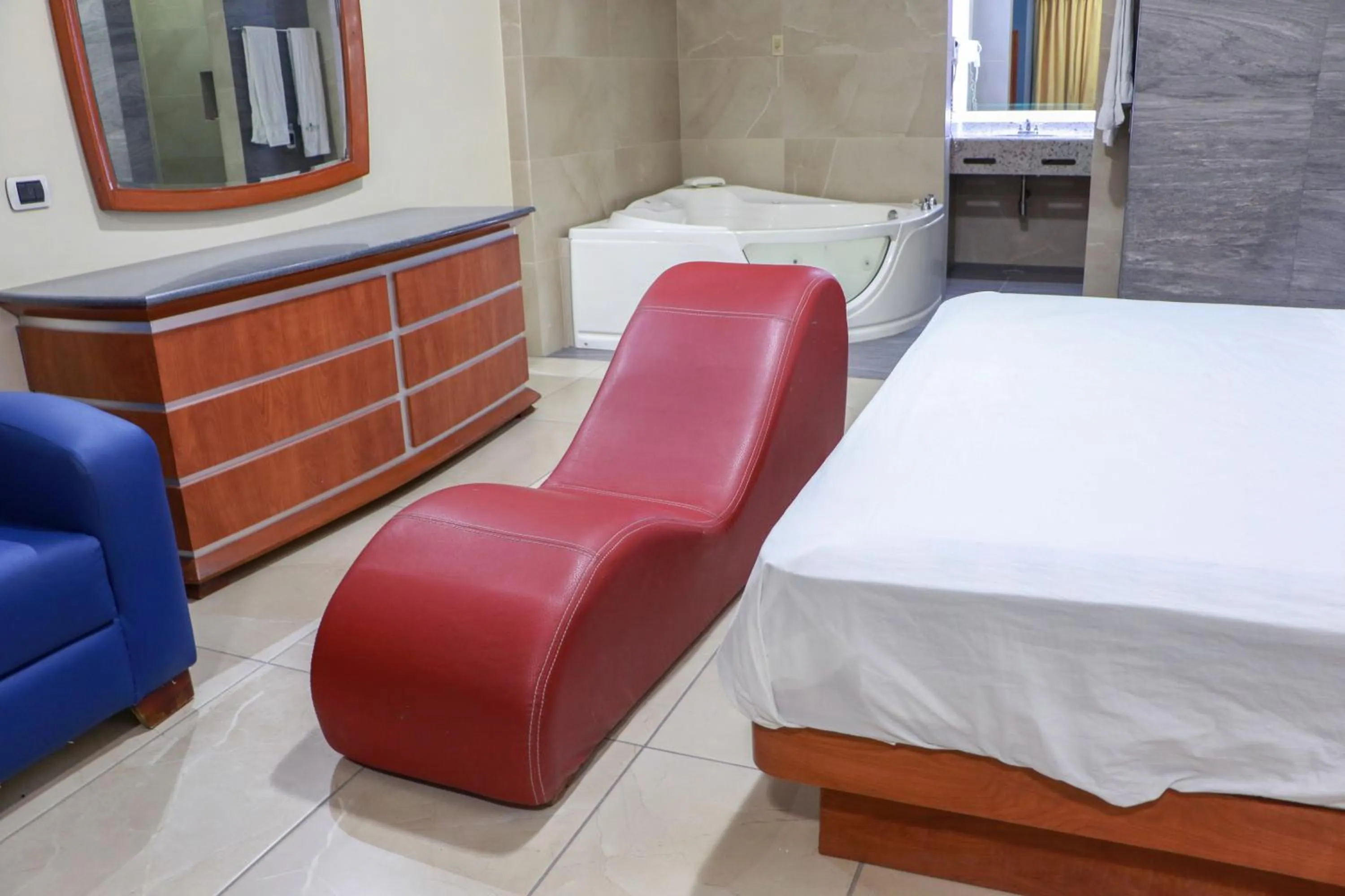 Hot Tub, Bed in Autohotel Ilussion
