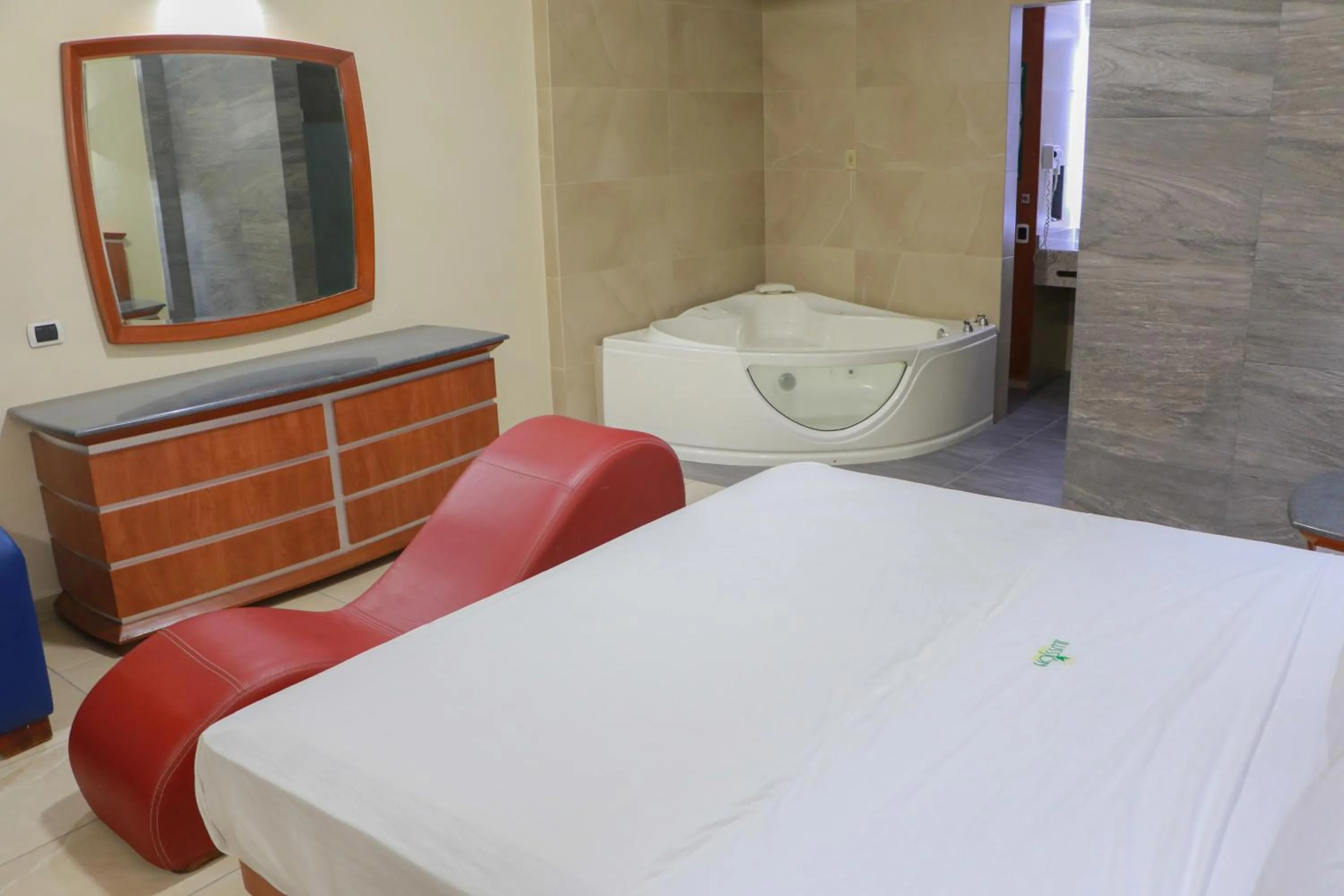 Hot Tub, Bed in Autohotel Ilussion