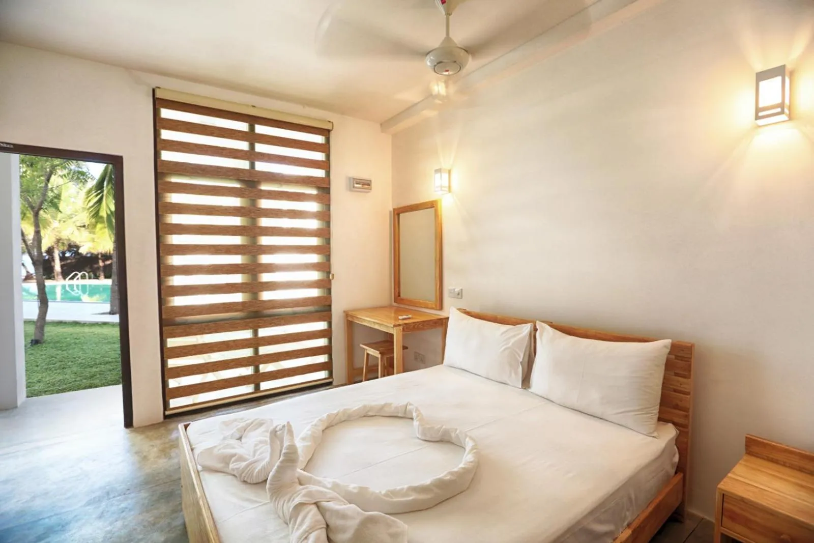 Photo of the whole room, Bed in Arugambay Roccos